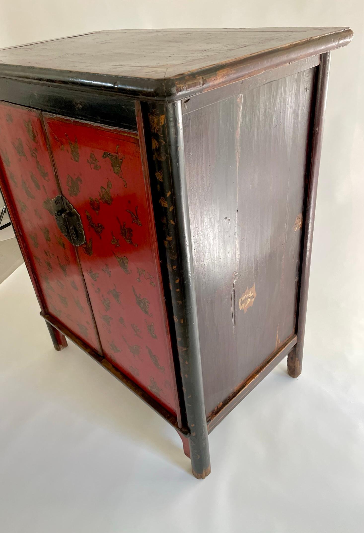 19th Century Chinese Red Lacquer Cabinet with Gilded Butterflies For Sale 8
