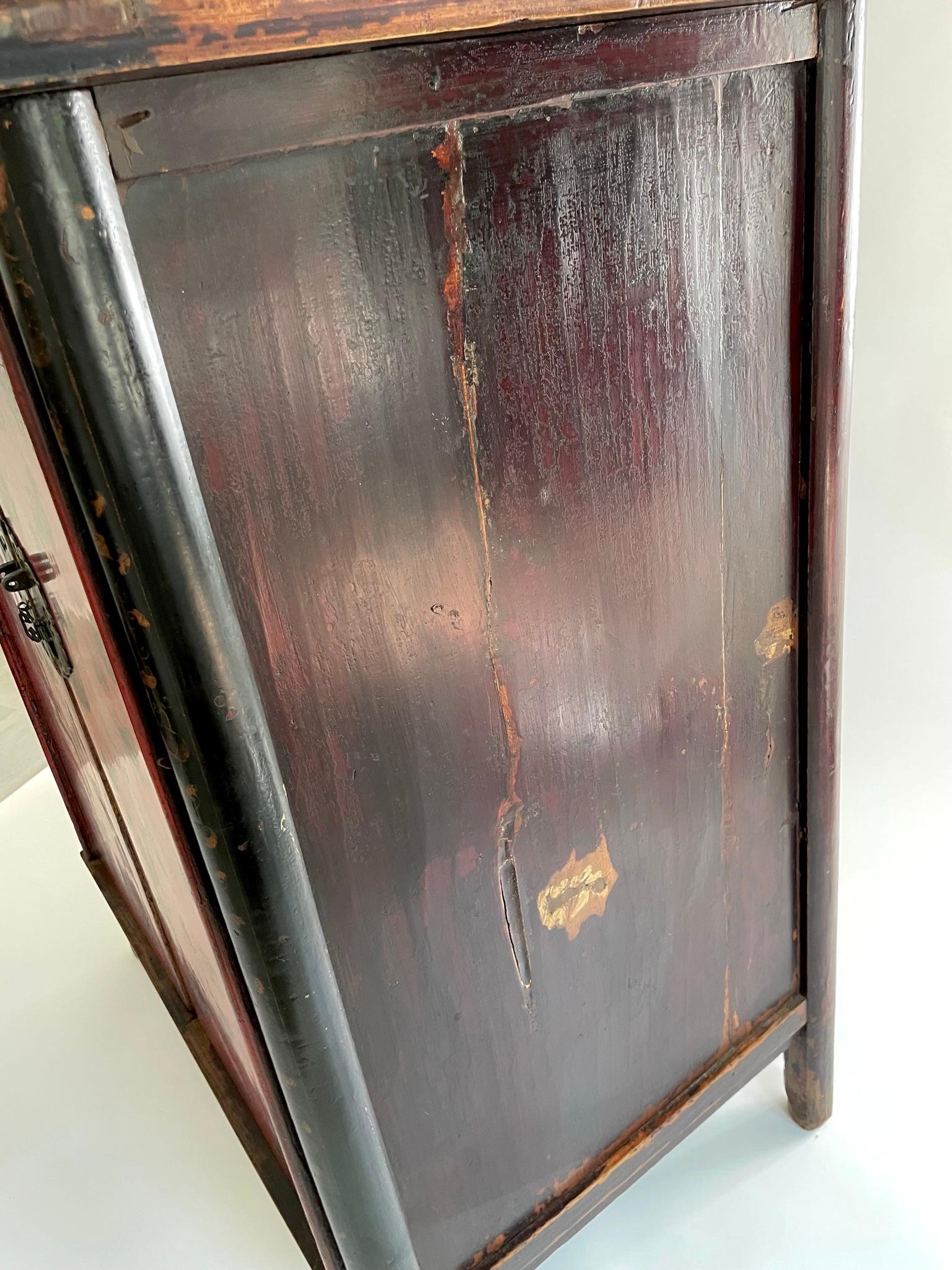 19th Century Chinese Red Lacquer Cabinet with Gilded Butterflies For Sale 9
