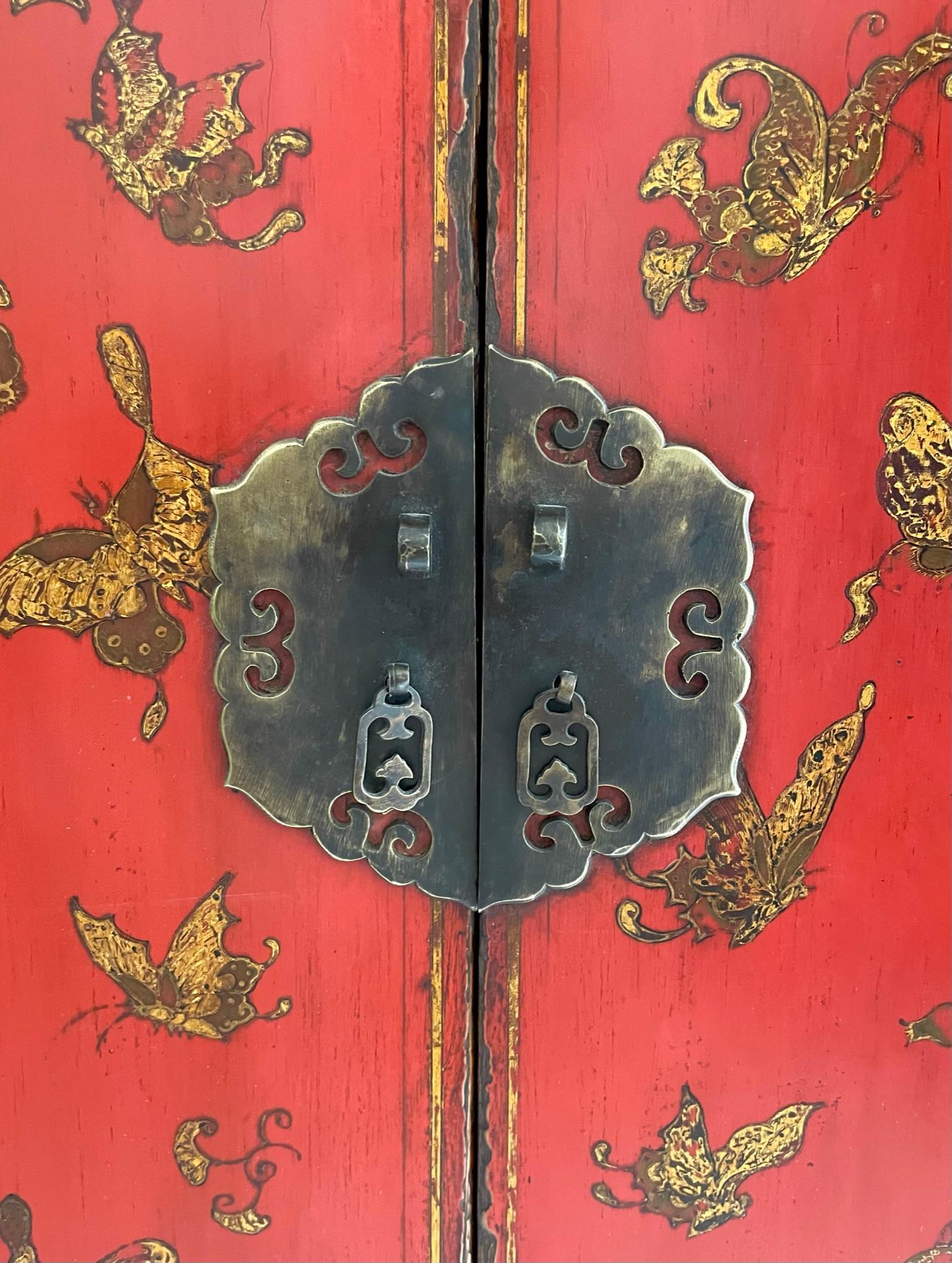Chinesischer rot lackierter Schrank des 19. Jahrhunderts mit vergoldeten Schmetterlingen im Zustand „Gut“ im Angebot in Atlanta, GA