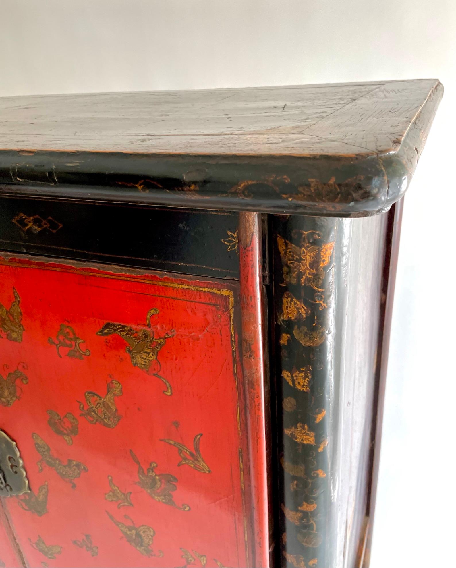 Chinesischer rot lackierter Schrank des 19. Jahrhunderts mit vergoldeten Schmetterlingen im Angebot 1