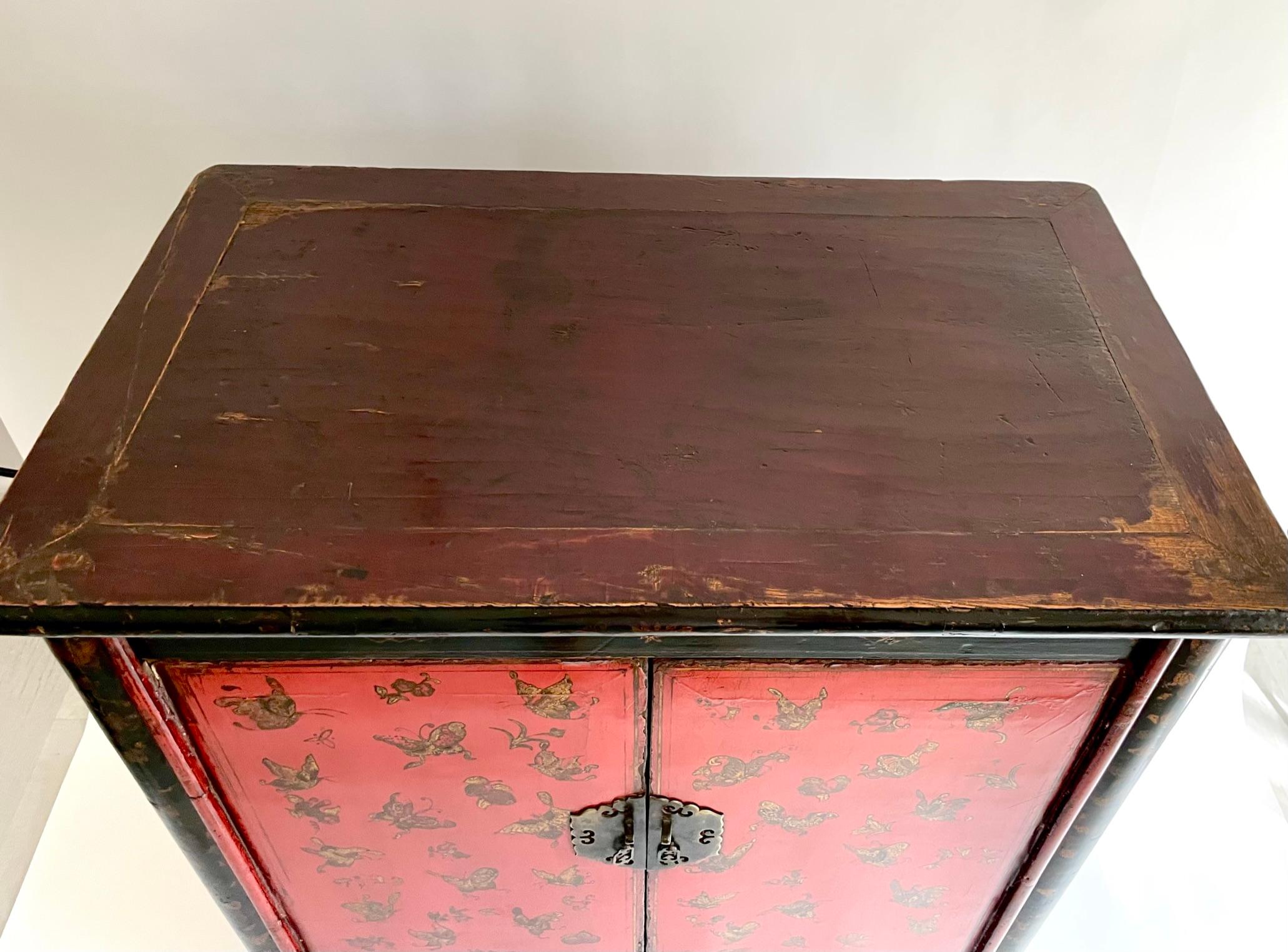 19th Century Chinese Red Lacquer Cabinet with Gilded Butterflies For Sale 2
