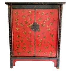 Armoire chinoise du 19ème siècle en laque rouge avec papillons dorés