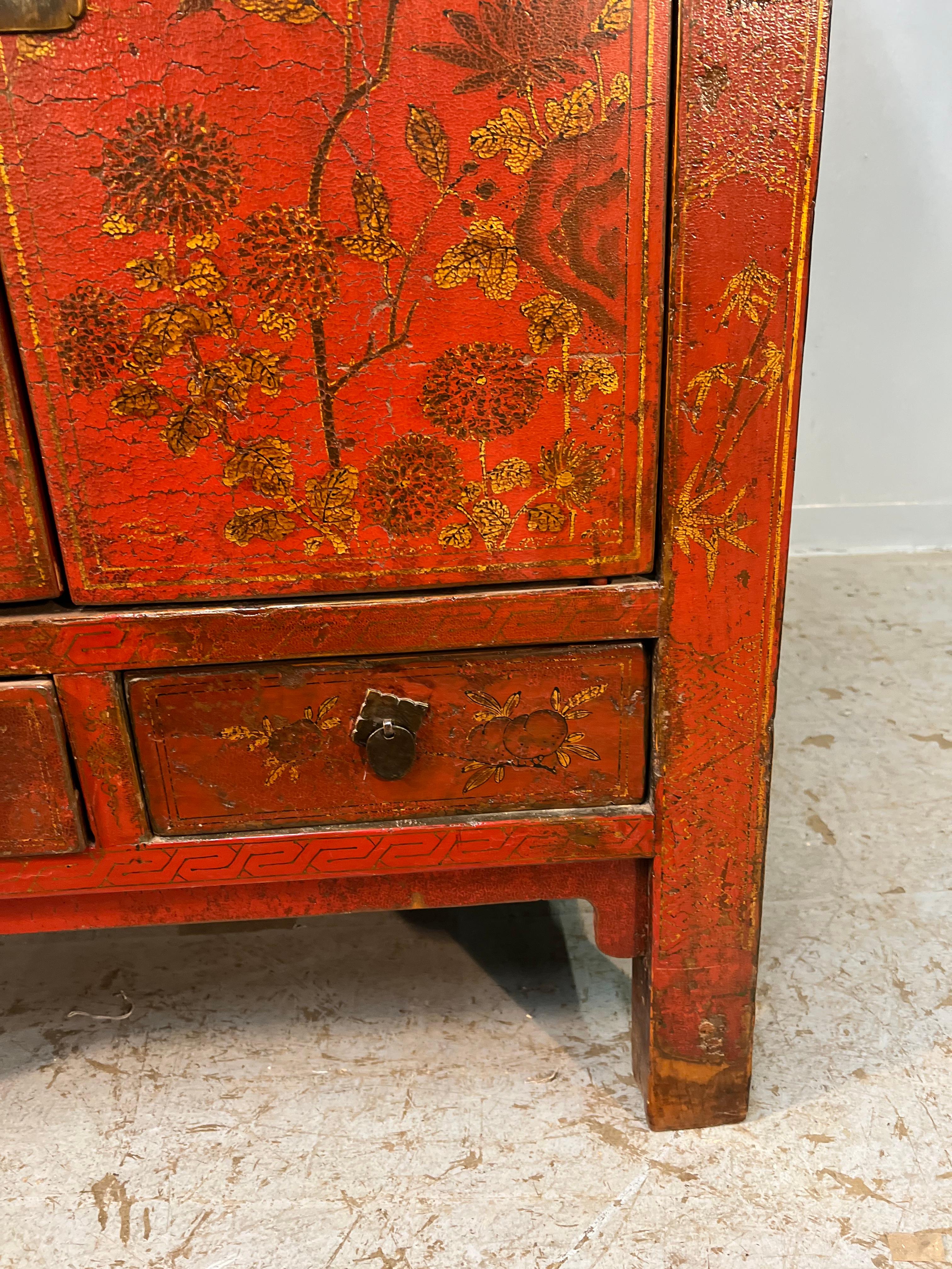 Chinoiseries Meuble de rangement chinois du 19ème siècle en laque rouge avec décoration dorée en vente