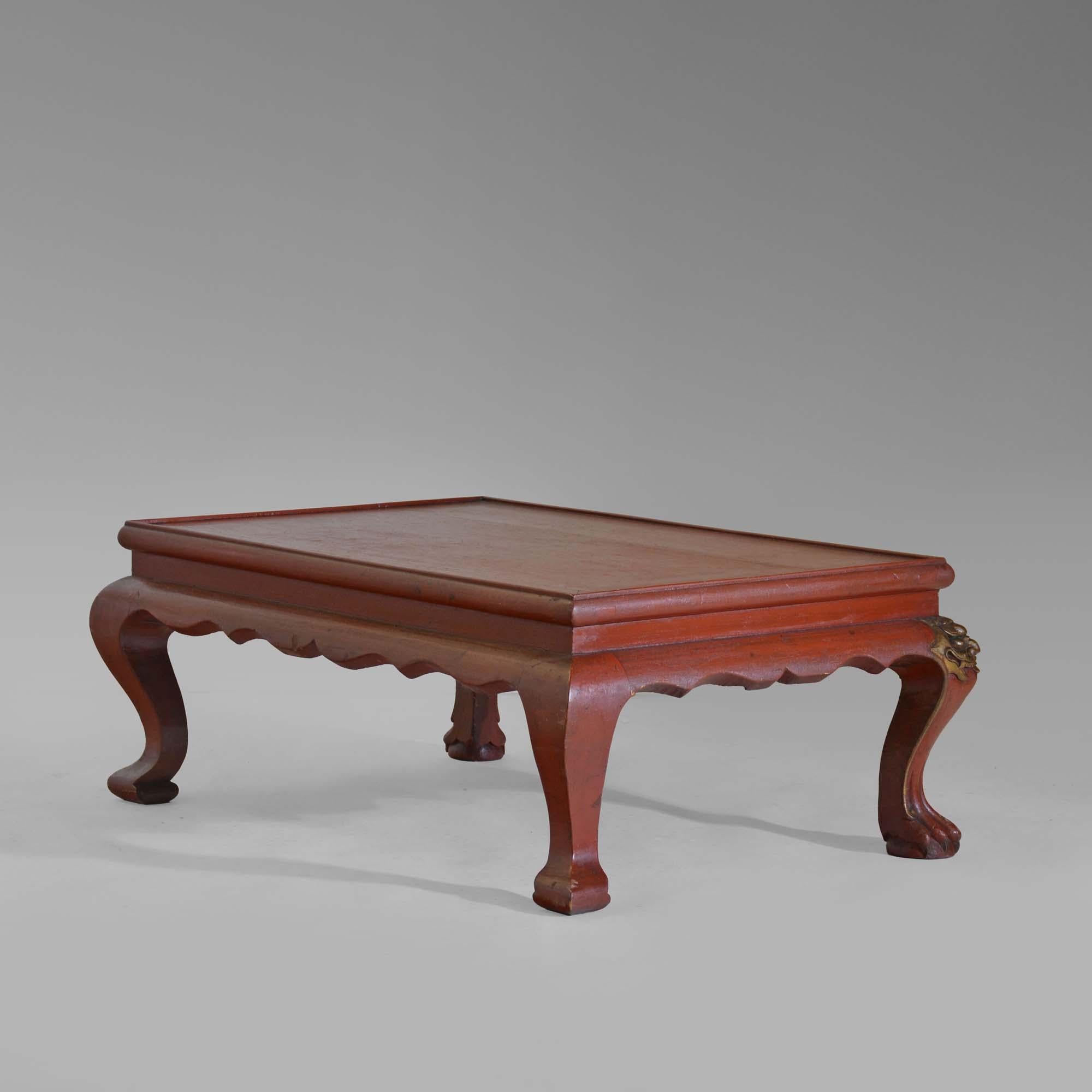 Chinois Table basse chinoise en laque rouge du 19e siècle en vente