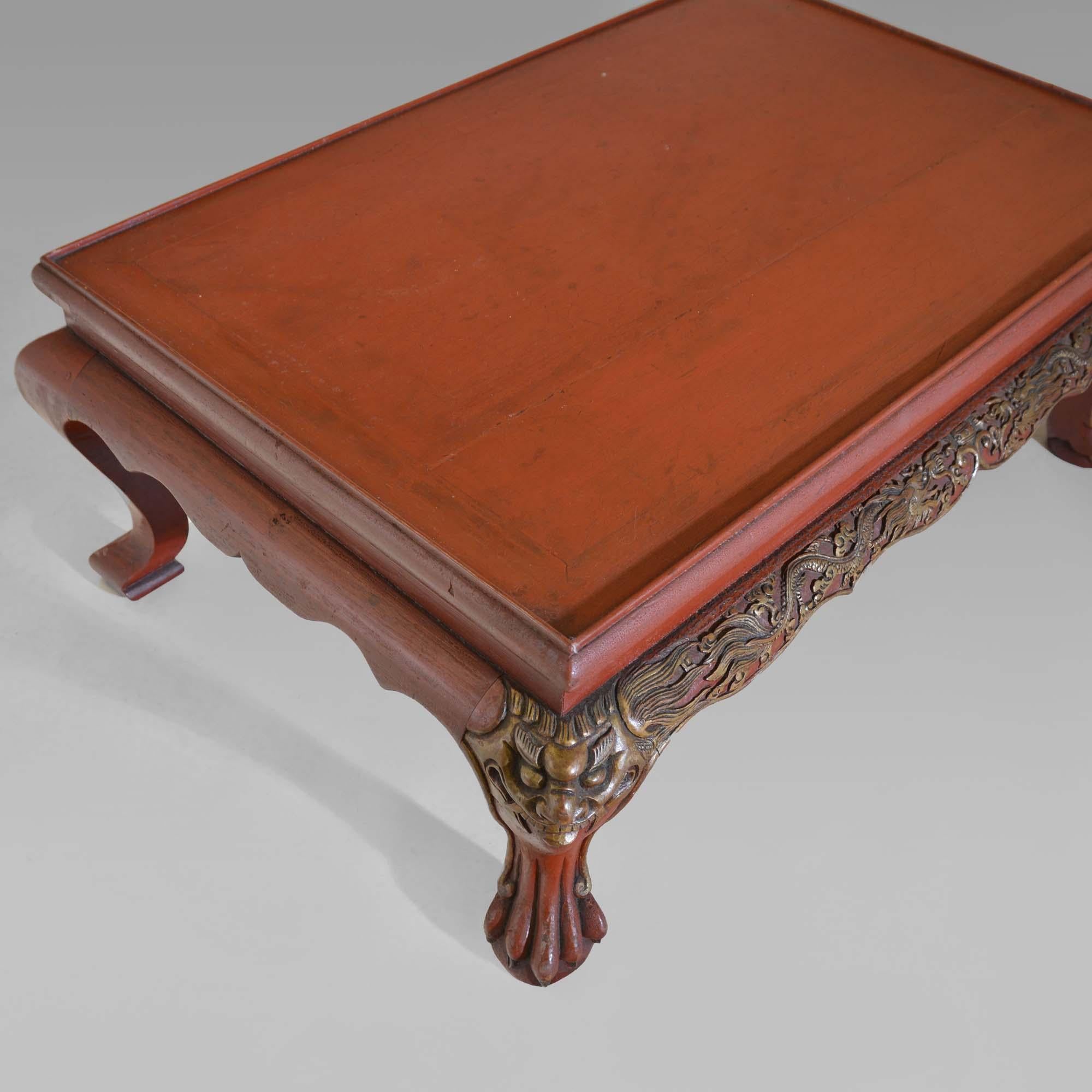 XIXe siècle Table basse chinoise en laque rouge du 19e siècle en vente