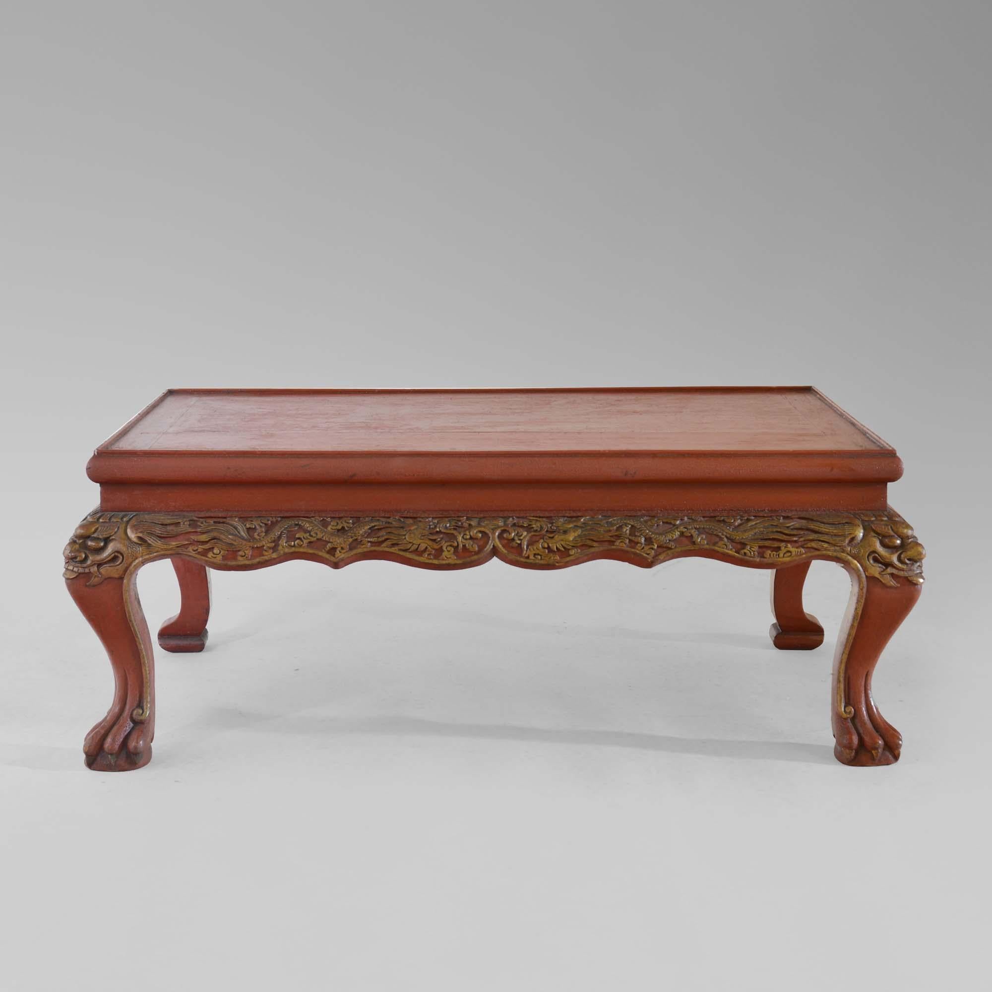 Laque Table basse chinoise en laque rouge du 19e siècle en vente