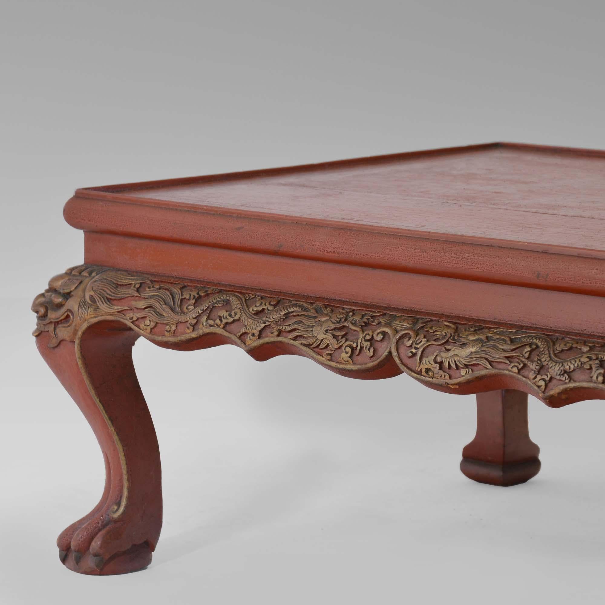 Table basse chinoise en laque rouge du 19e siècle en vente 2
