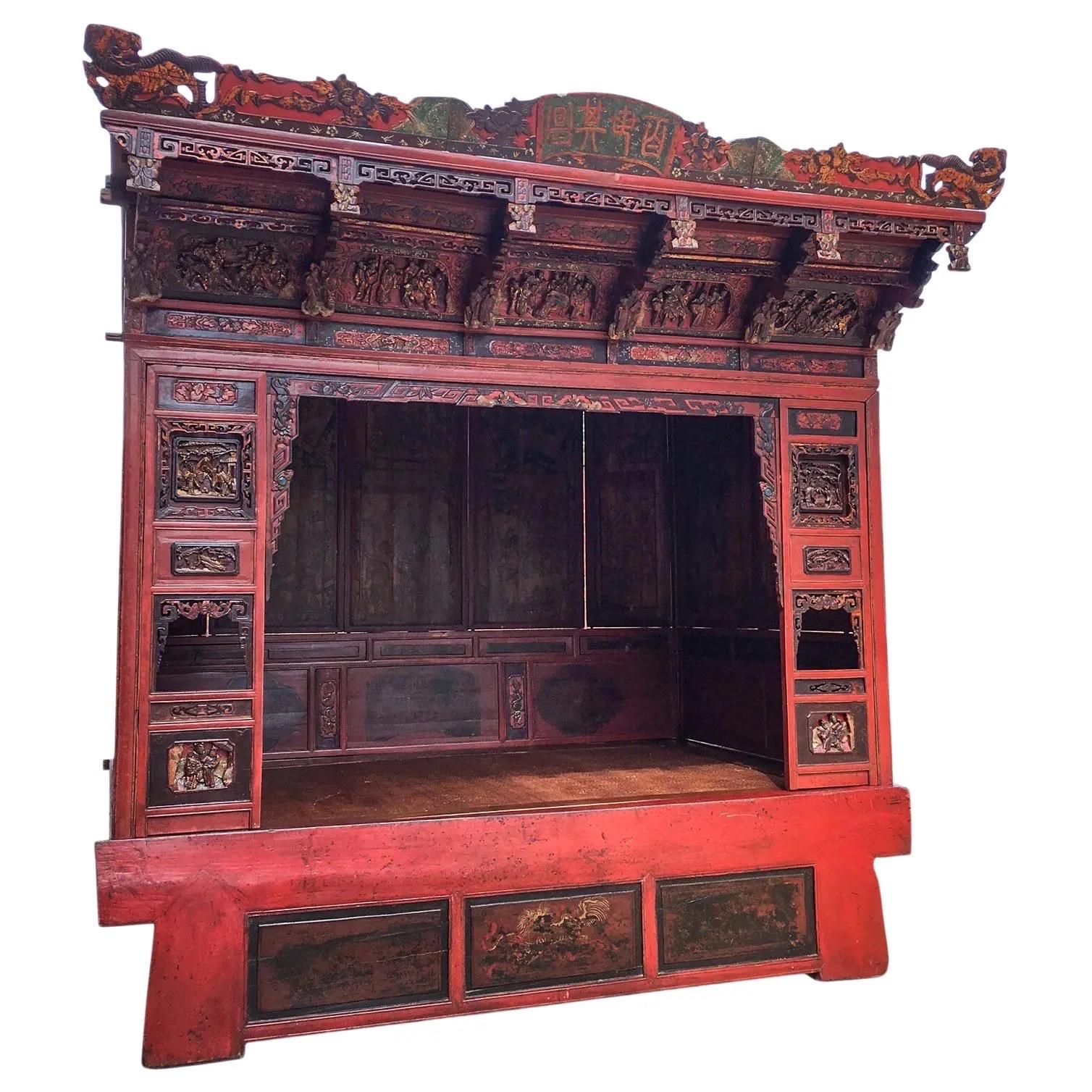 Chinesisches rot lackiertes Opium-Baldachinbett aus dem 19. Jahrhundert