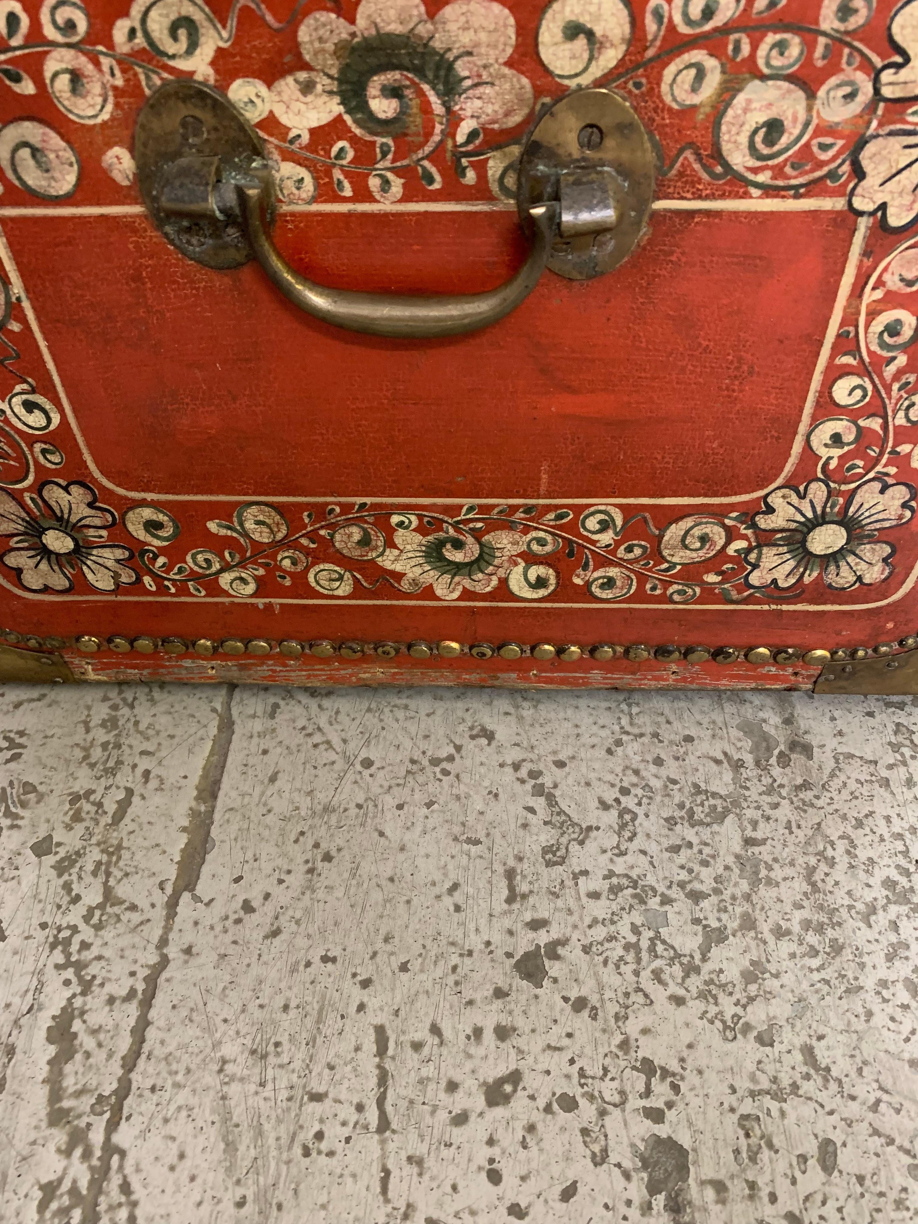 Chinesische Campher-Truhe aus rotem Leder aus dem 19. (Mittleres 19. Jahrhundert) im Angebot