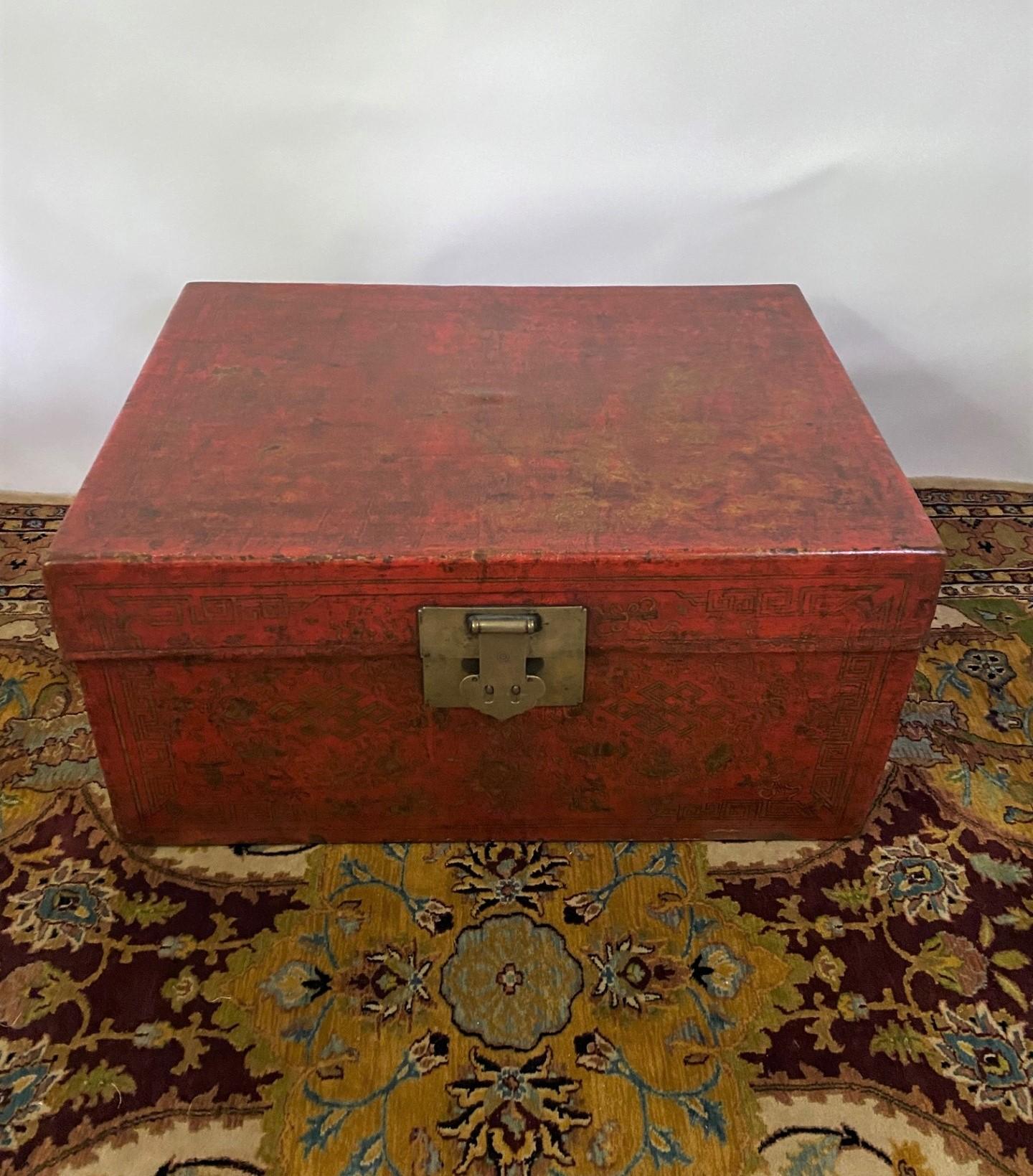 Baule cinese del XIX secolo in pelle laccata con decorazioni dorate dipinte a mano e maniglie e ferramenta in bronzo. Questo attraente baule dona carattere all'arredamento ed è ottimo per riporlo.
