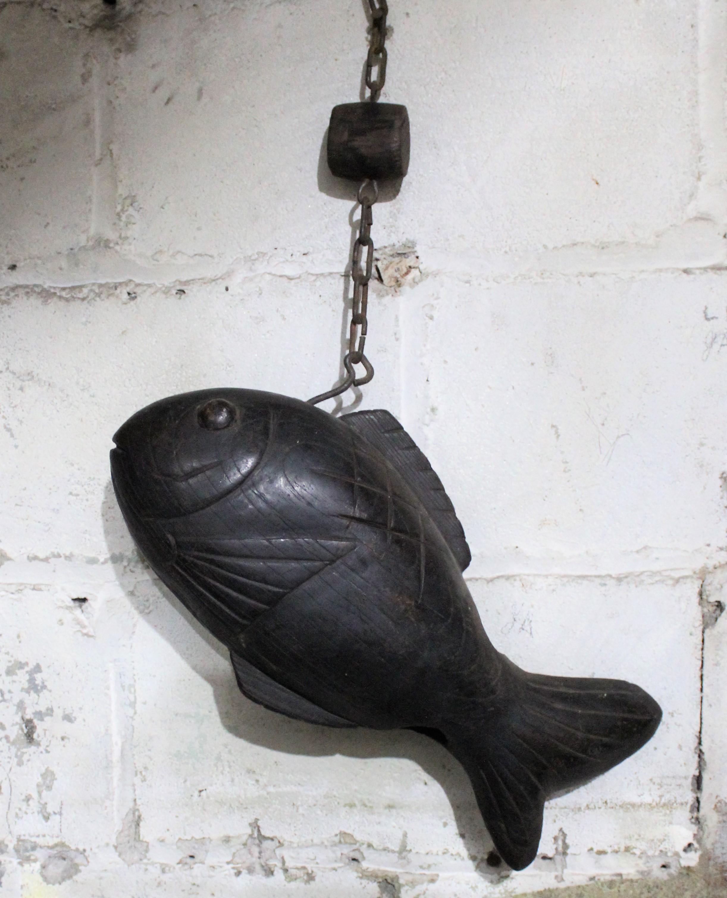 enseigne de restaurant chinois du 19ème siècle, sculptée à la main, représentant un poisson.