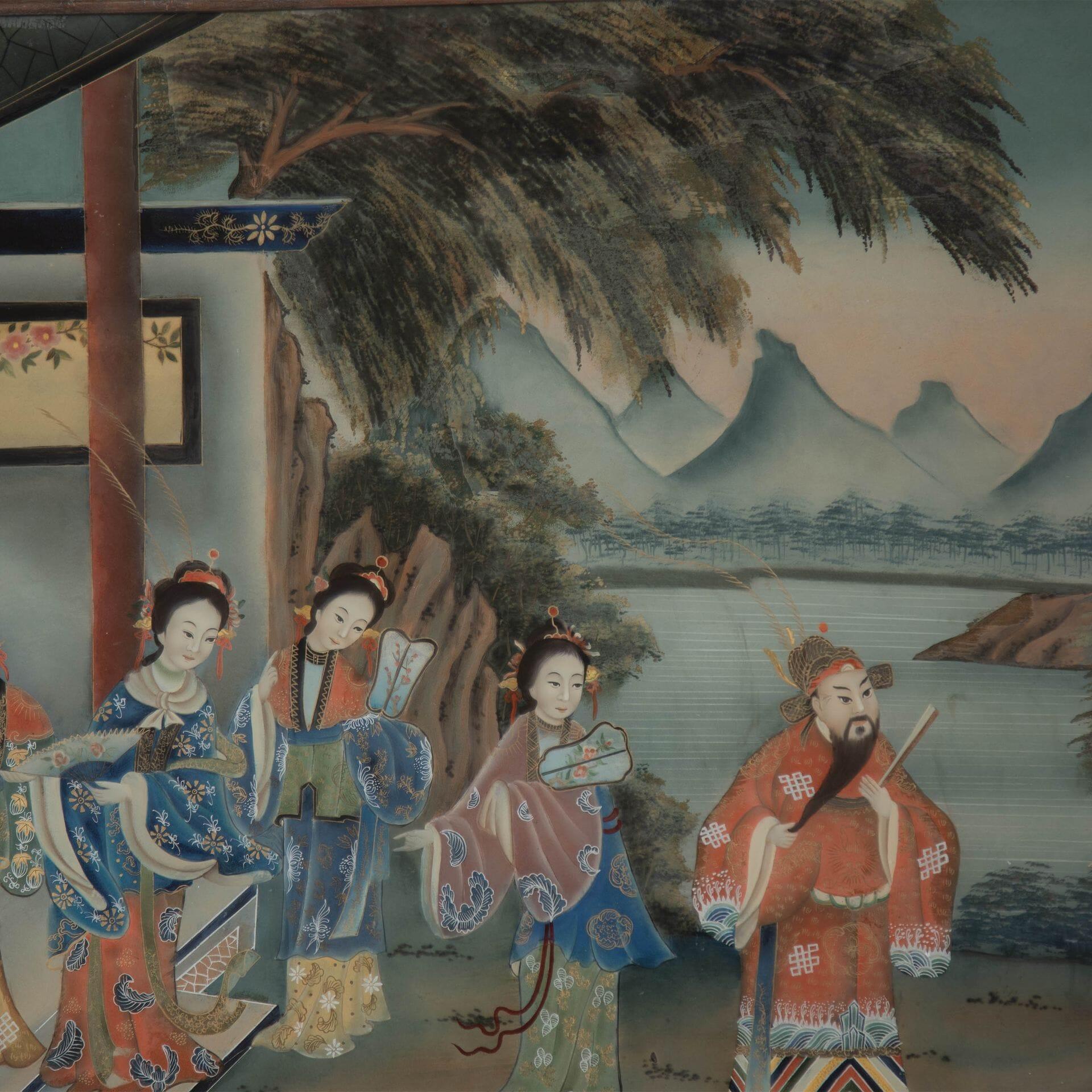 Chinesische Hinterglasmalerei aus dem 19. Jahrhundert in guter Qualität, in leuchtenden Farben, mit der Darstellung von Würdenträgern, Damen und Dienern in einem Innenhof mit einem Gebäude auf der linken Seite und einer ländlichen Bergszene