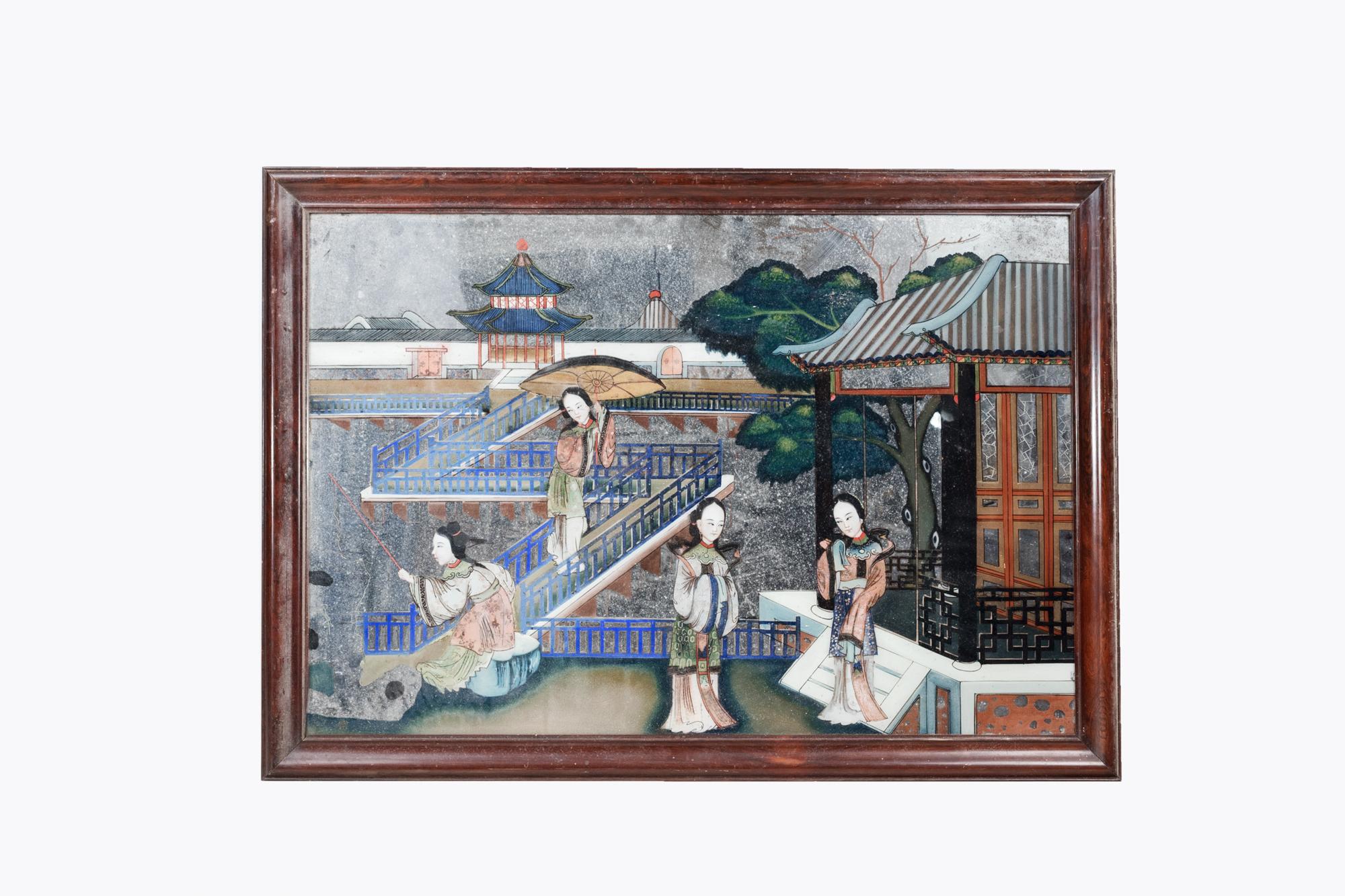 Miroir peint à l'envers, dynastie Qing, du 19e siècle, représentant une scène de cour. Elle représente quatre femmes en vêtements traditionnels, dont une qui pêche, ainsi qu'un pont vers le centre et des pagodes, le tout dans des teintes