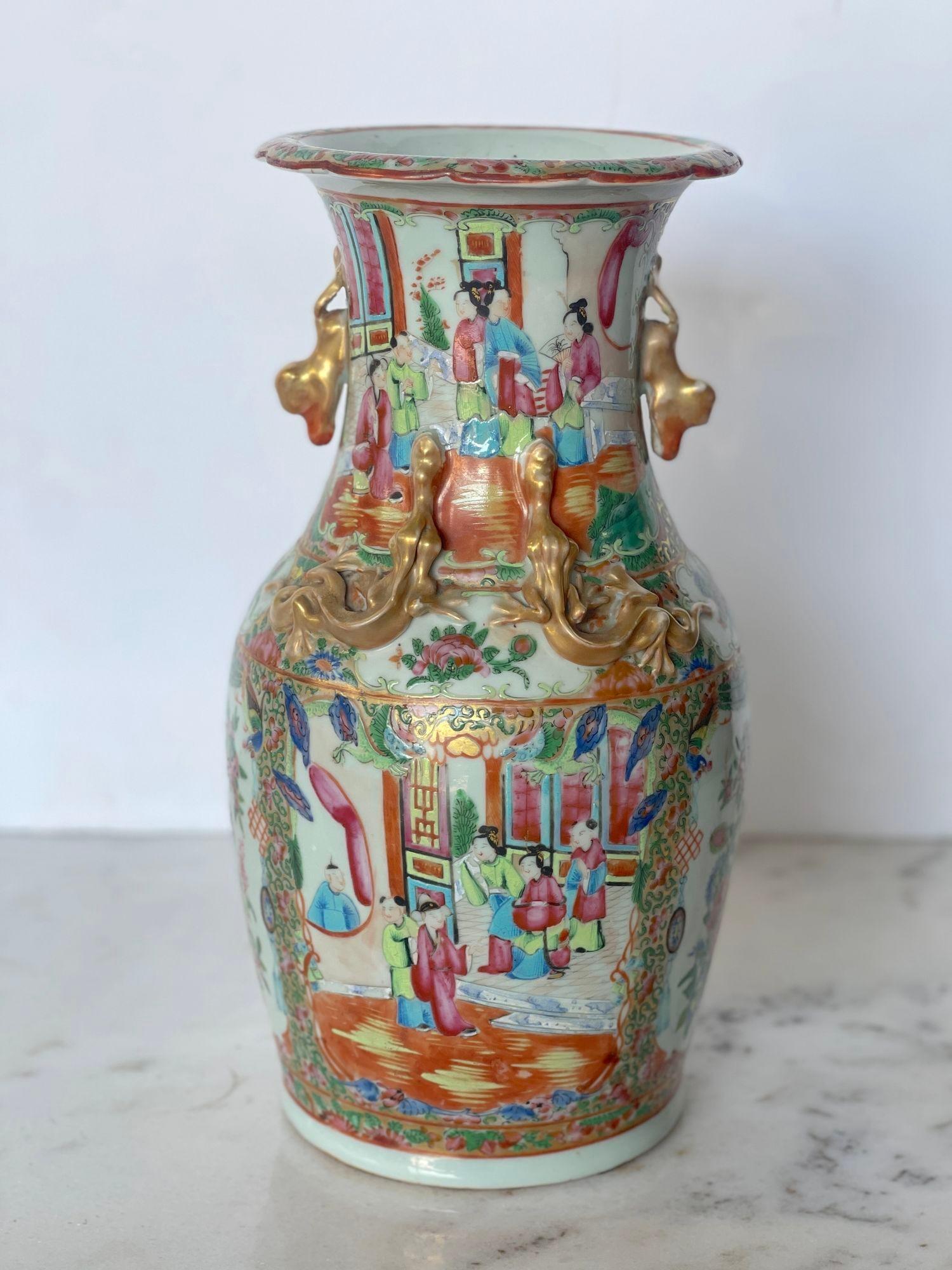 Traditional Chinese Rose Canton porcelain vase. Made in the 19th century.
Dimensions:
14