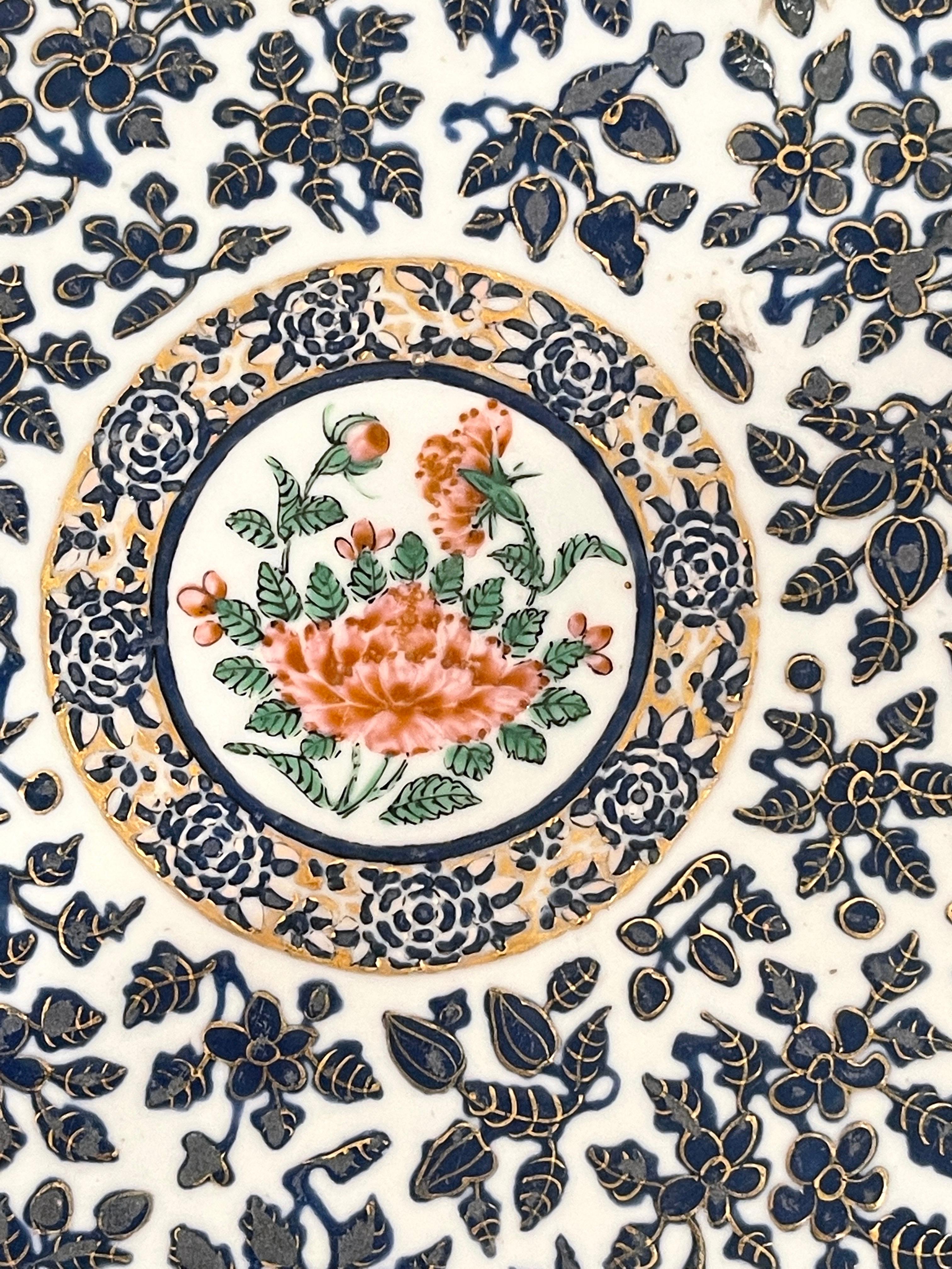 Chinois Assiette de présentation à motif de chrysanthèmes décorée de roses chinoises du 19ème siècle en vente