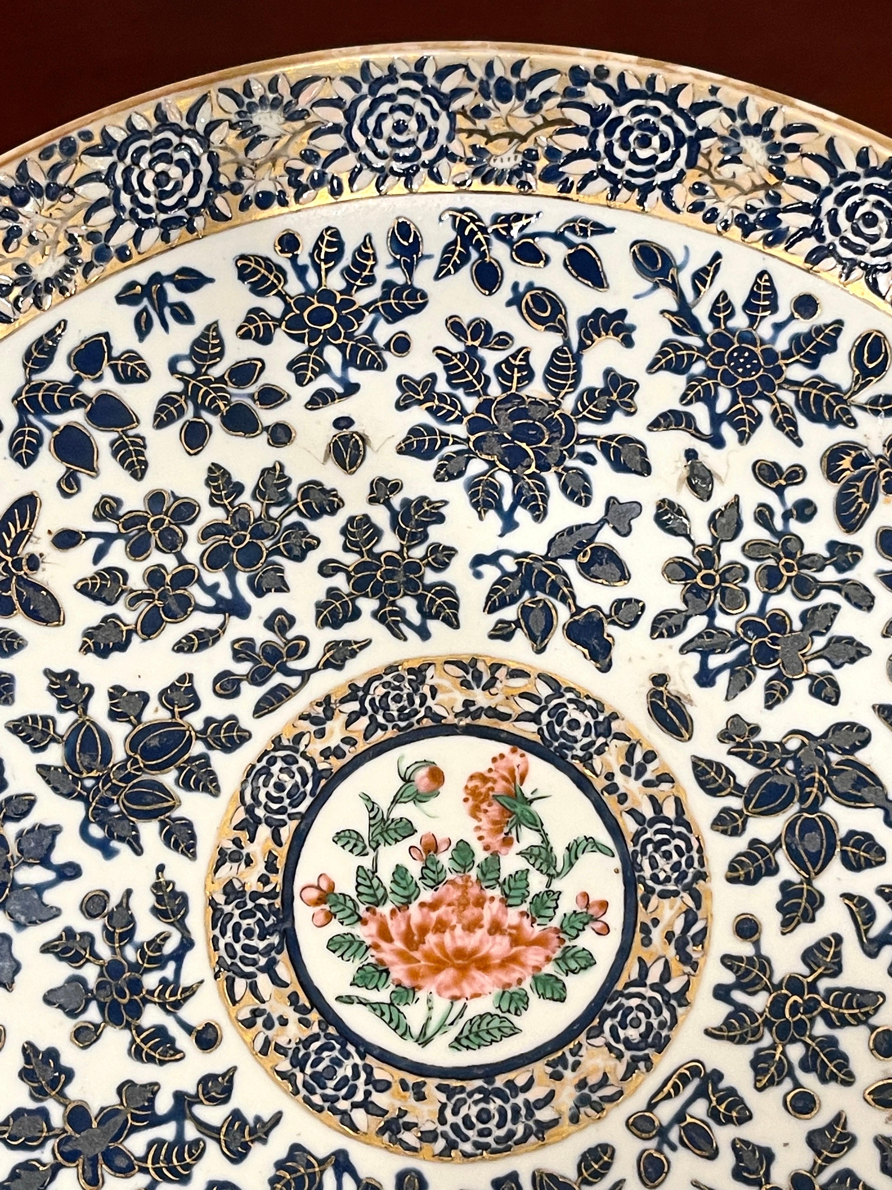 Émaillé Assiette de présentation à motif de chrysanthèmes décorée de roses chinoises du 19ème siècle en vente