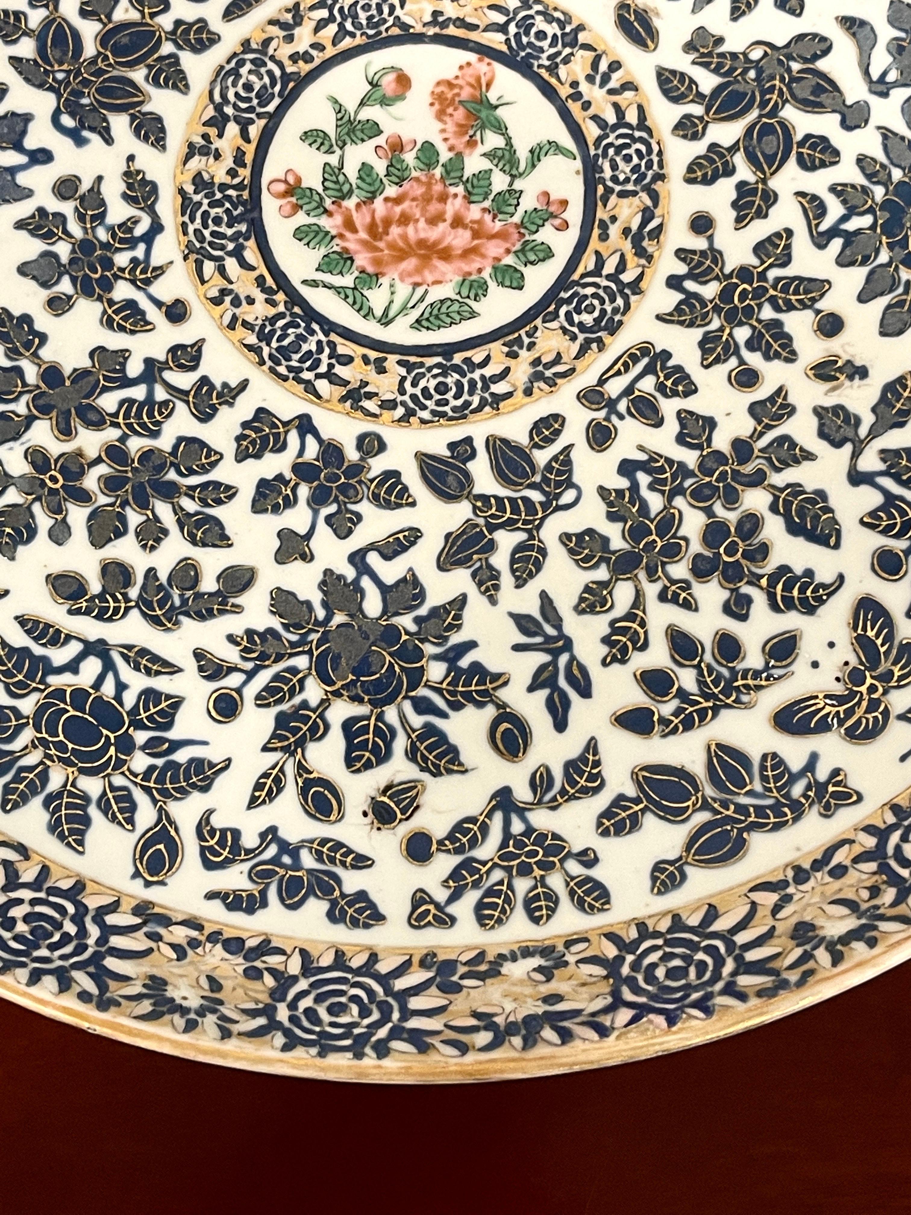 XIXe siècle Assiette de présentation à motif de chrysanthèmes décorée de roses chinoises du 19ème siècle en vente