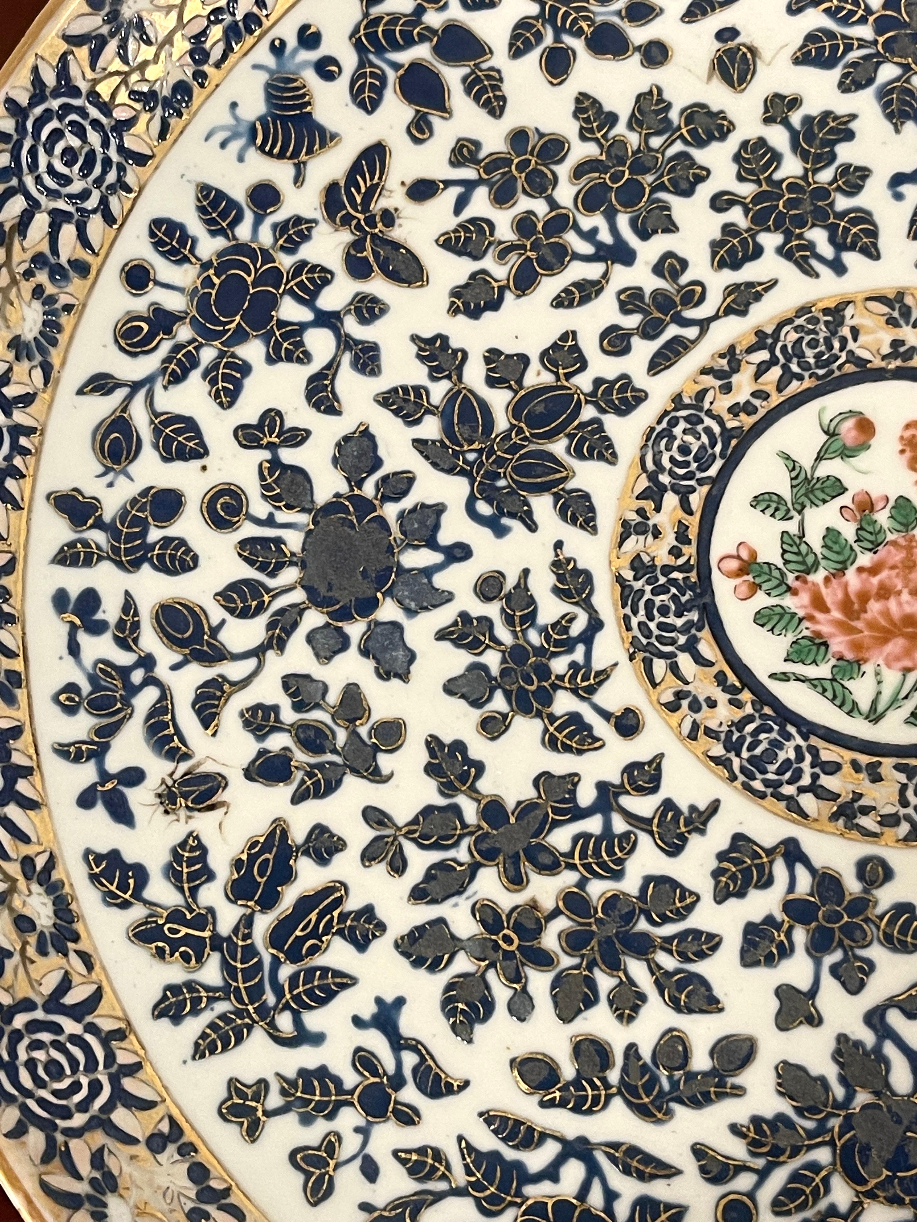Assiette de présentation à motif de chrysanthèmes décorée de roses chinoises du 19ème siècle en vente 1