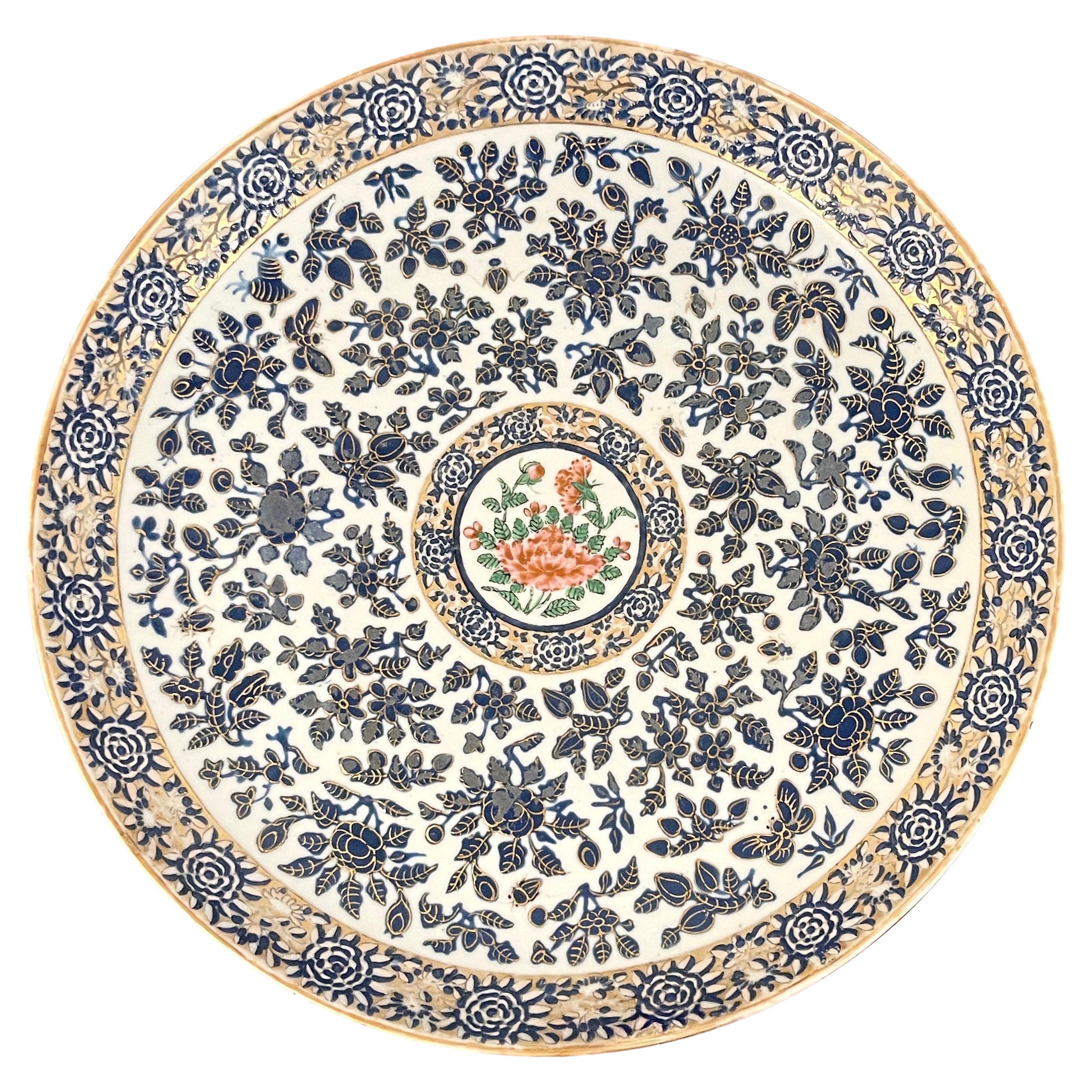 Assiette de présentation à motif de chrysanthèmes décorée de roses chinoises du 19ème siècle