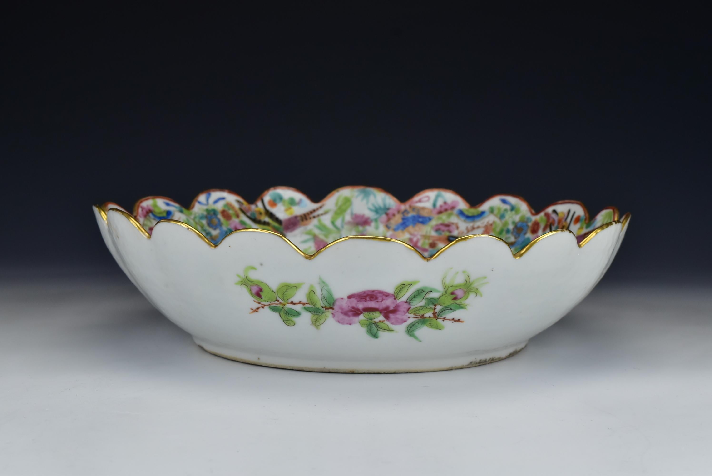 19th Century Chinese Rose Mandarin Porcelain Serving Bowl with Scalloped Rim 7