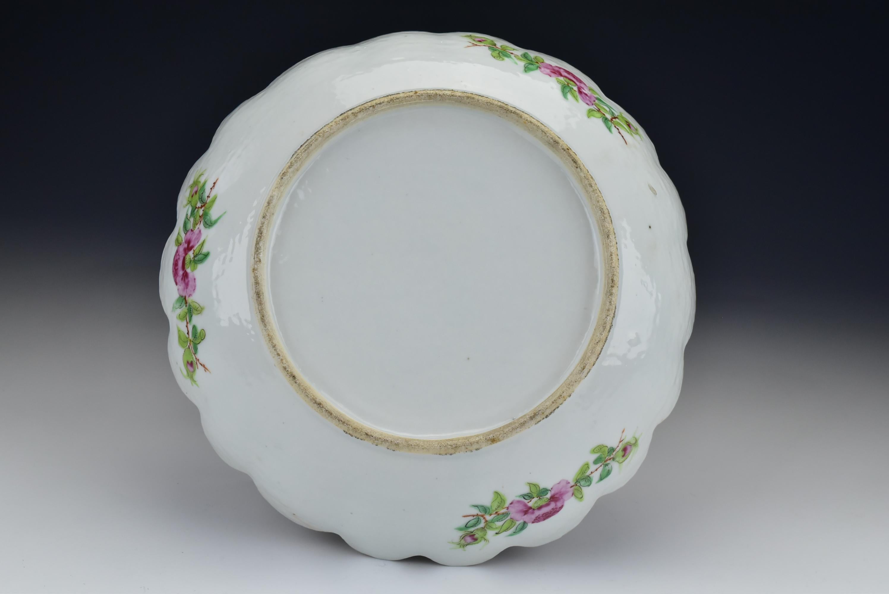 19th Century Chinese Rose Mandarin Porcelain Serving Bowl with Scalloped Rim 8