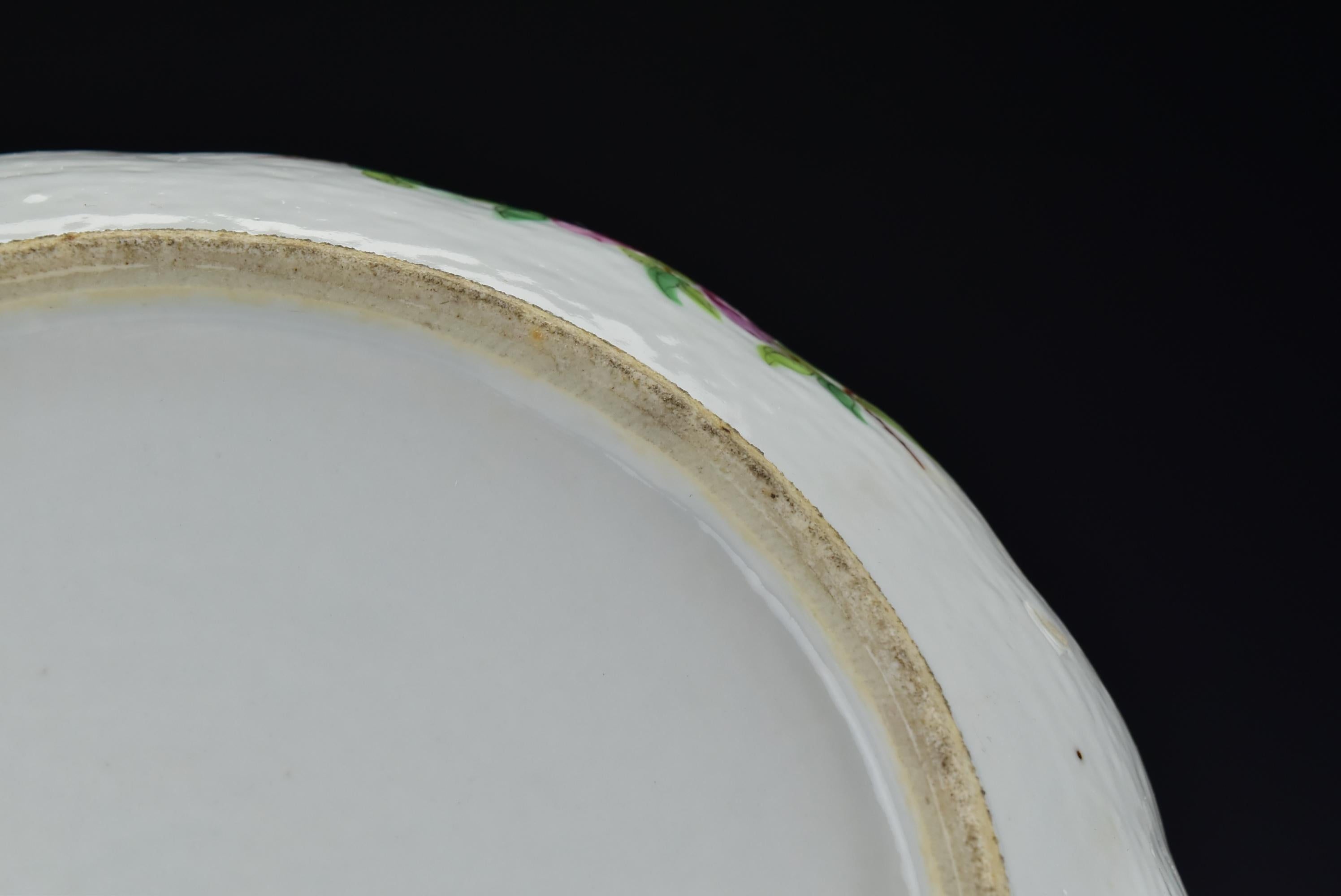 19th Century Chinese Rose Mandarin Porcelain Serving Bowl with Scalloped Rim 9