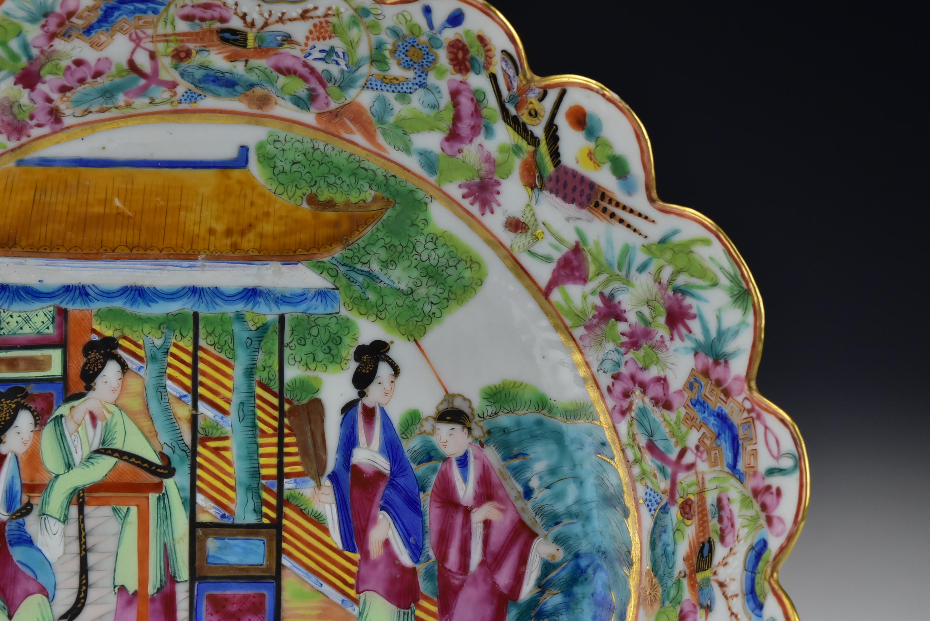 19th Century Chinese Rose Mandarin Porcelain Serving Bowl with Scalloped Rim 1