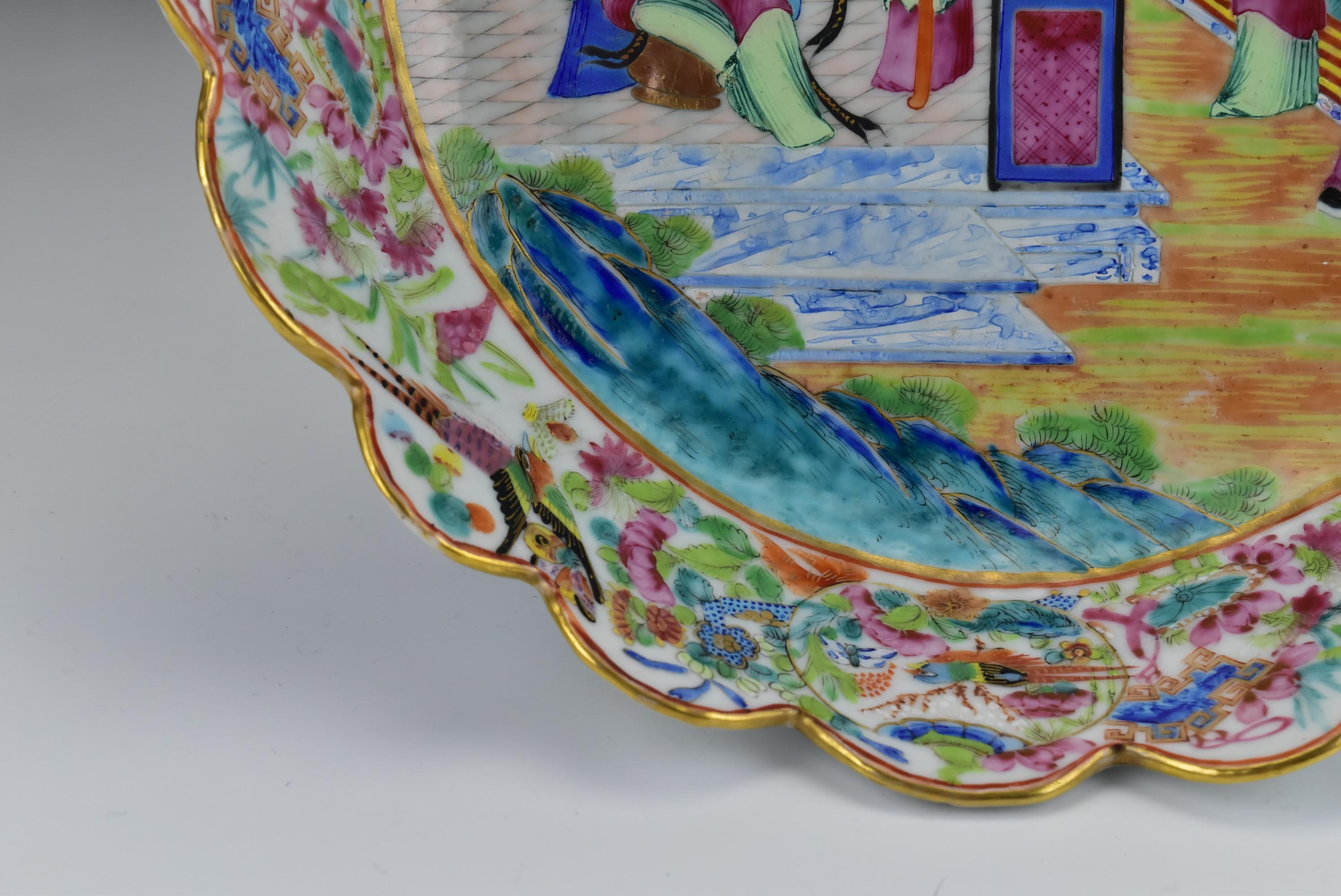 19th Century Chinese Rose Mandarin Porcelain Serving Bowl with Scalloped Rim 3