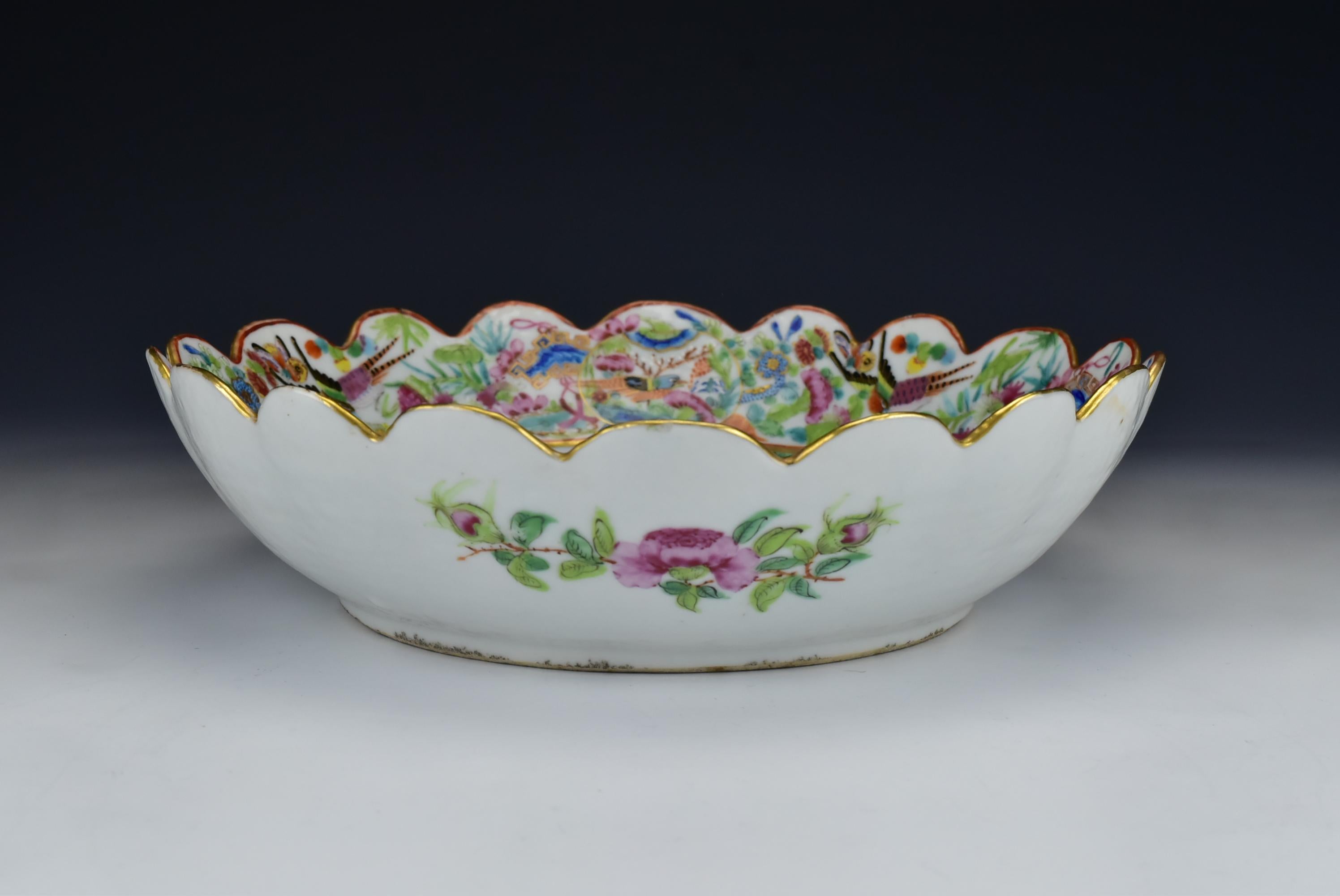 19th Century Chinese Rose Mandarin Porcelain Serving Bowl with Scalloped Rim 5