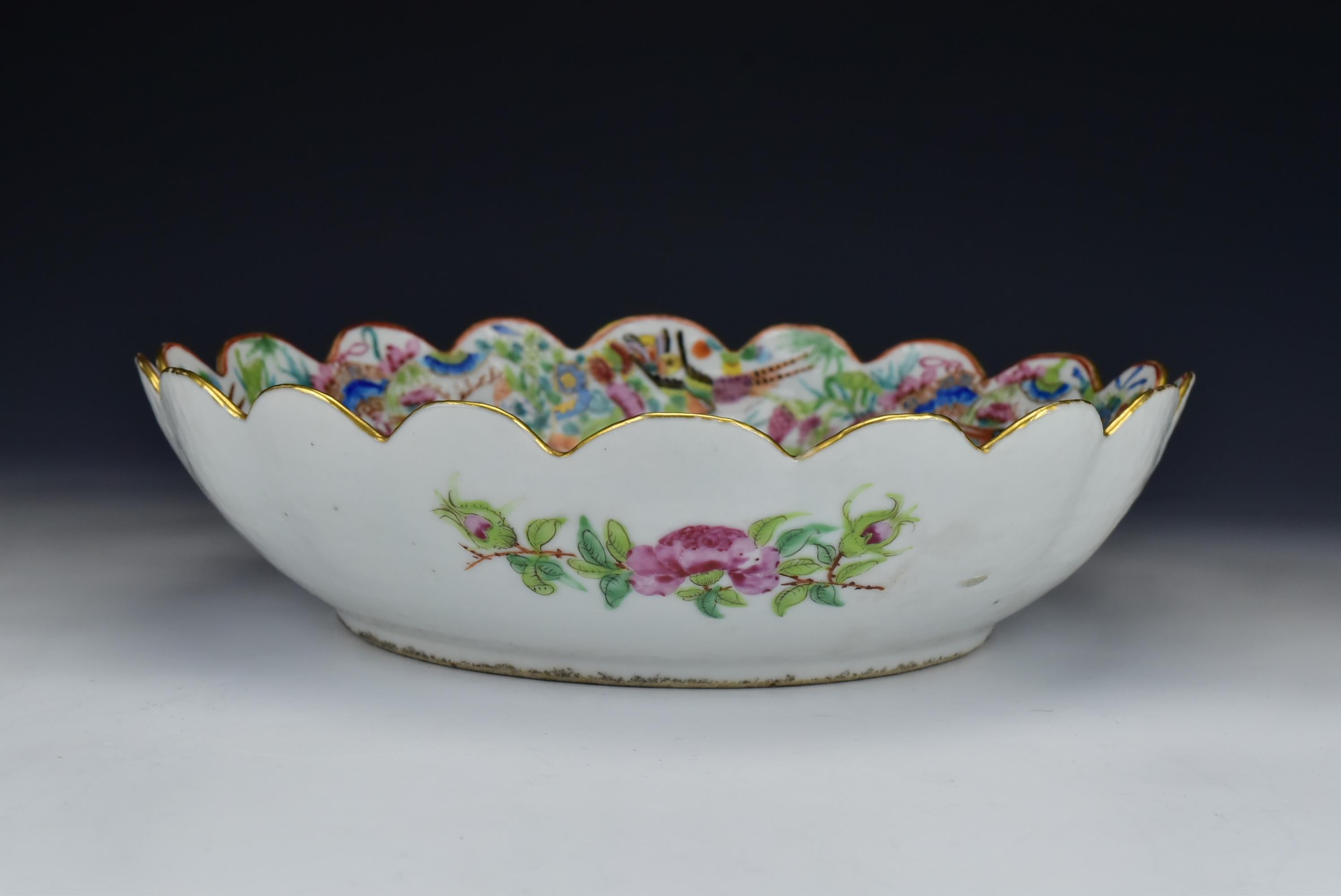19th Century Chinese Rose Mandarin Porcelain Serving Bowl with Scalloped Rim 6