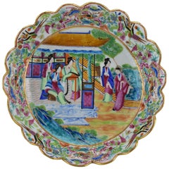 19th Century Chinese Rose Mandarin Porcelain Serving Bowl with Scalloped Rim