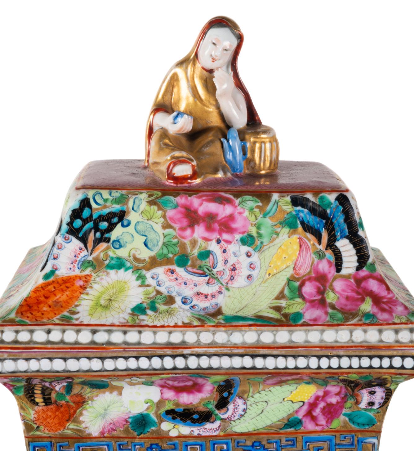 19th Century Chinese Rose Medallion Lidded Vase For Sale 1