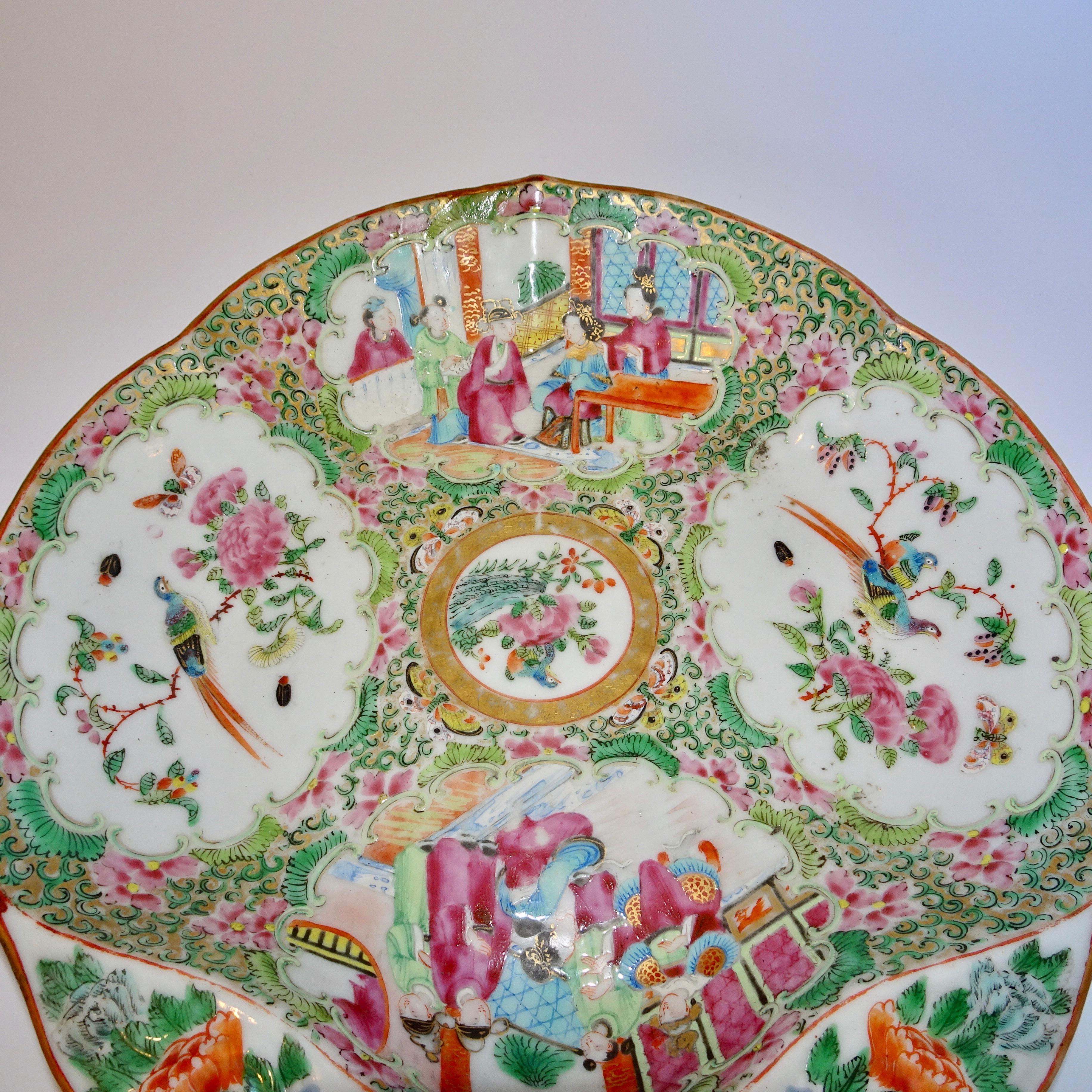 19th Century Chinese Rose Medallion Porcelain Dish For Sale 1