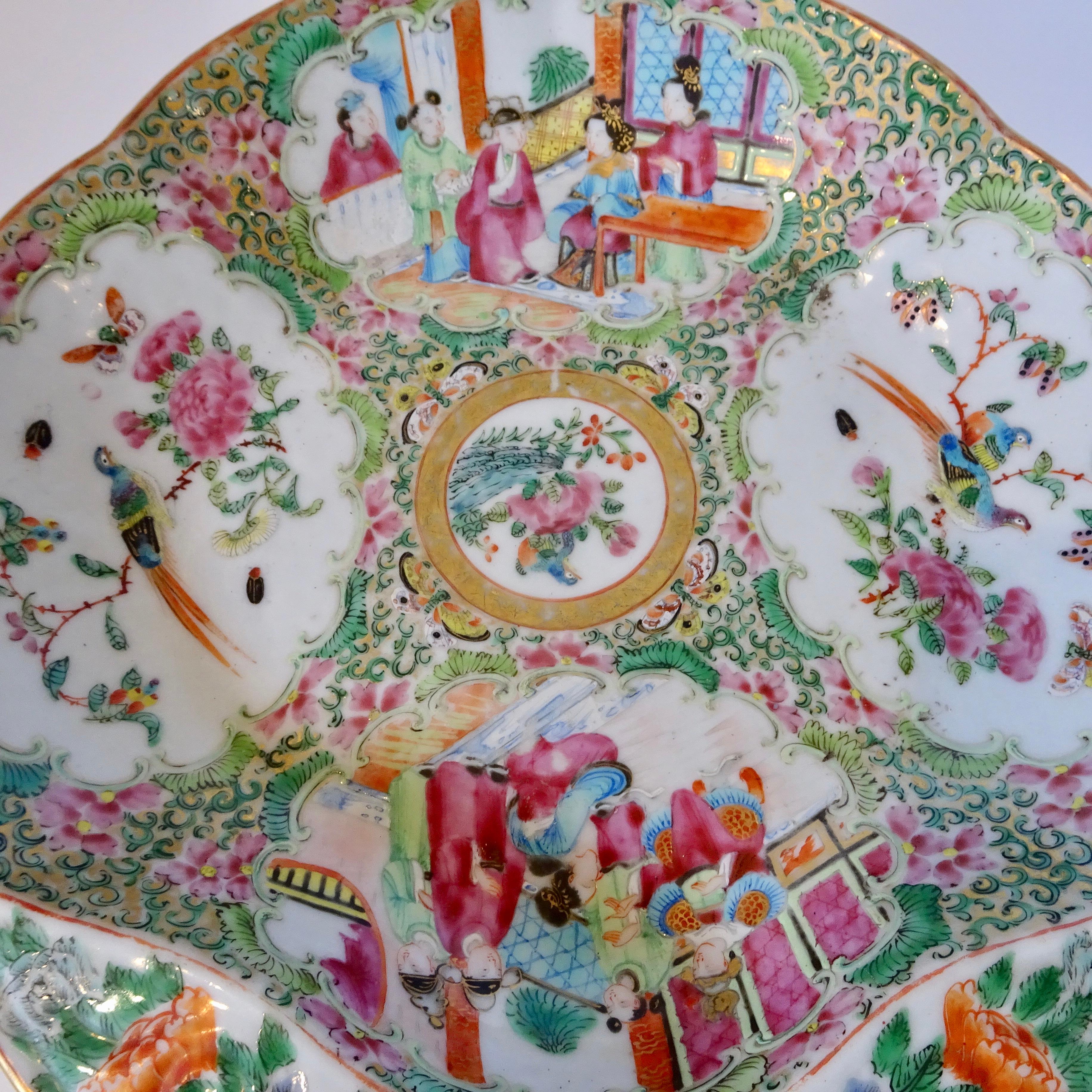 19th Century Chinese Rose Medallion Porcelain Dish For Sale 2