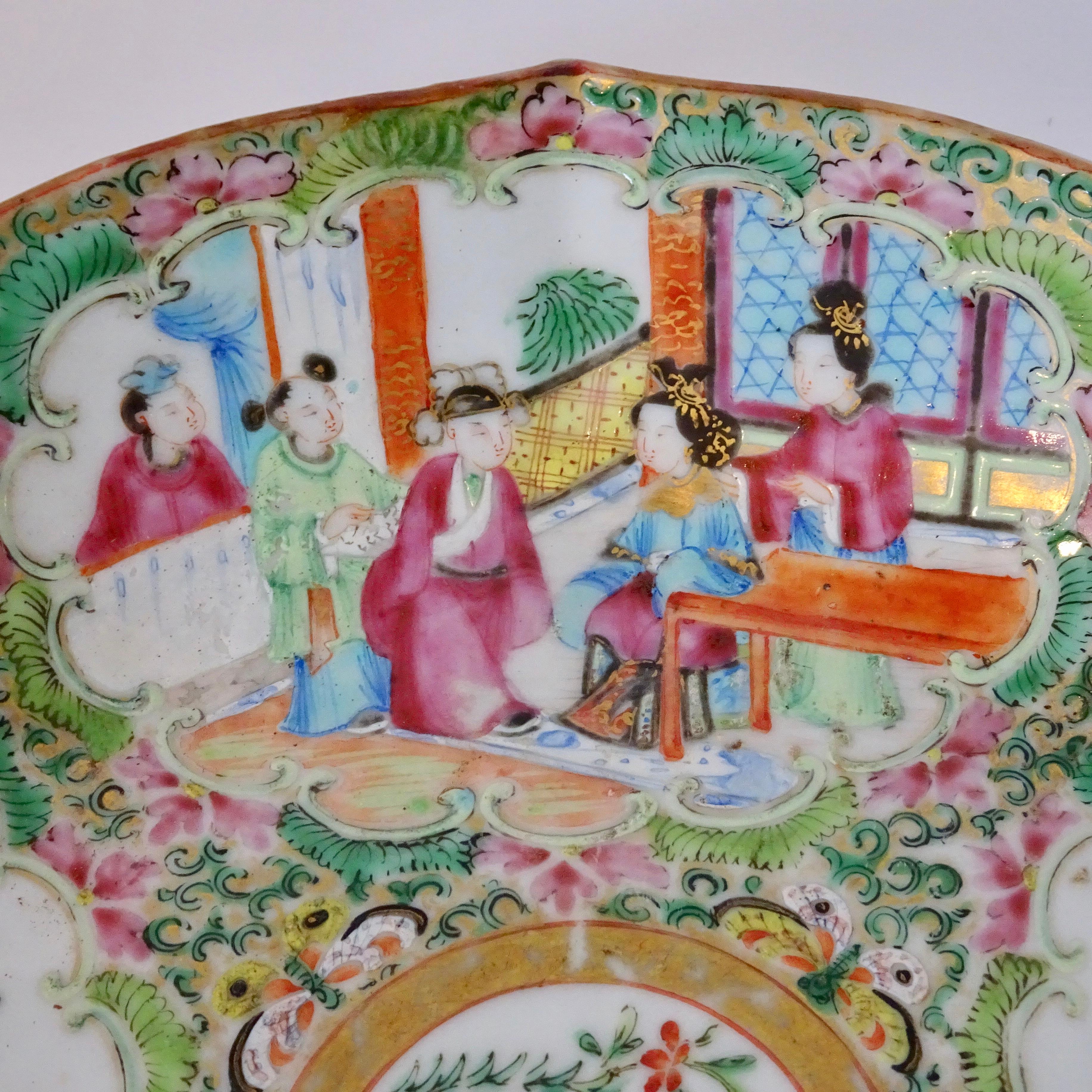 19th Century Chinese Rose Medallion Porcelain Dish For Sale 3