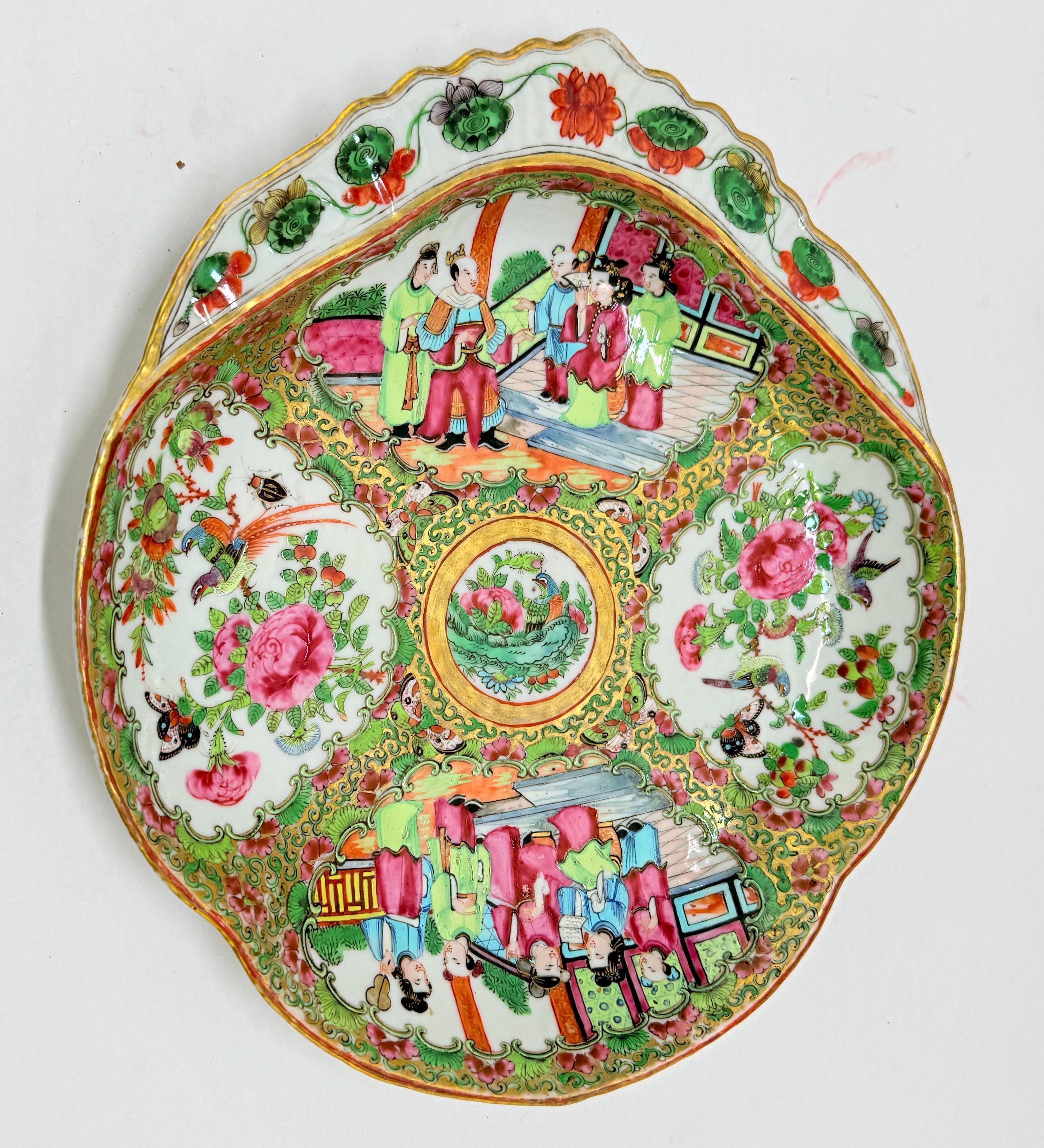 Siglo XIX, Plato de Camarones de Porcelana con Medallón de Rosas Chino - Finamente Detallado en venta 3