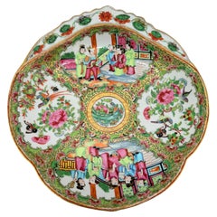 Siglo XIX, Plato de Camarones de Porcelana con Medallón de Rosas Chino - Finamente Detallado