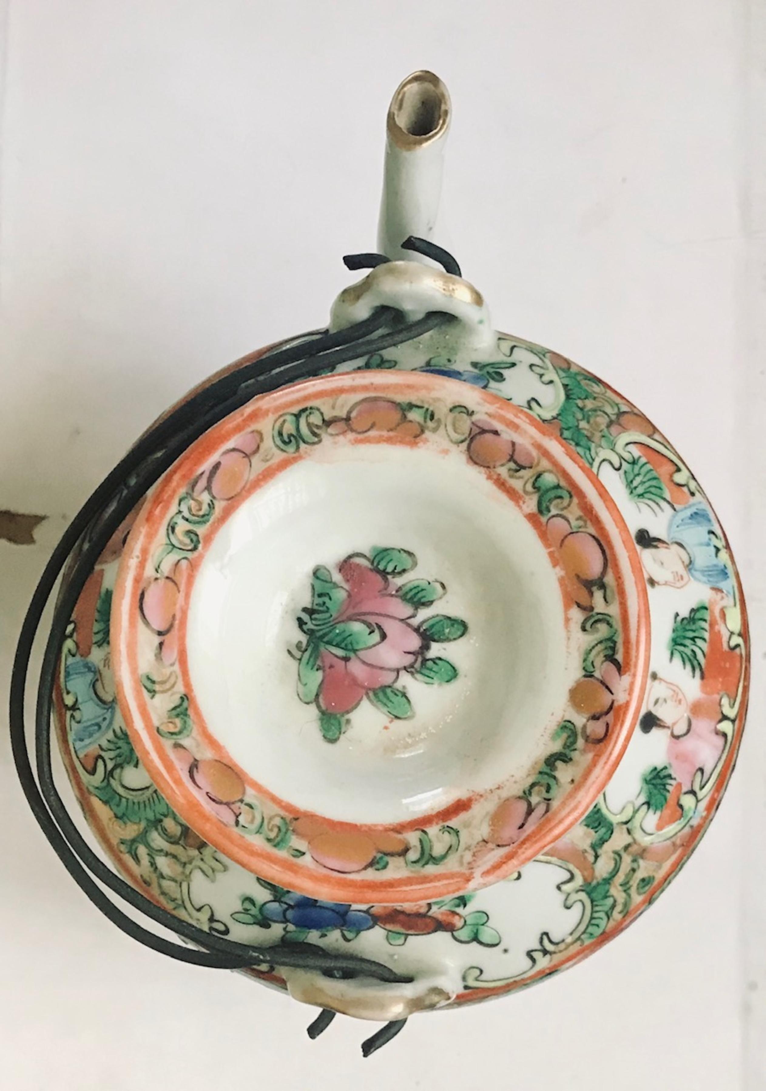 19th Century Chinese Rose Medallion Porcelain Teapot In Good Condition In Vero Beach, FL