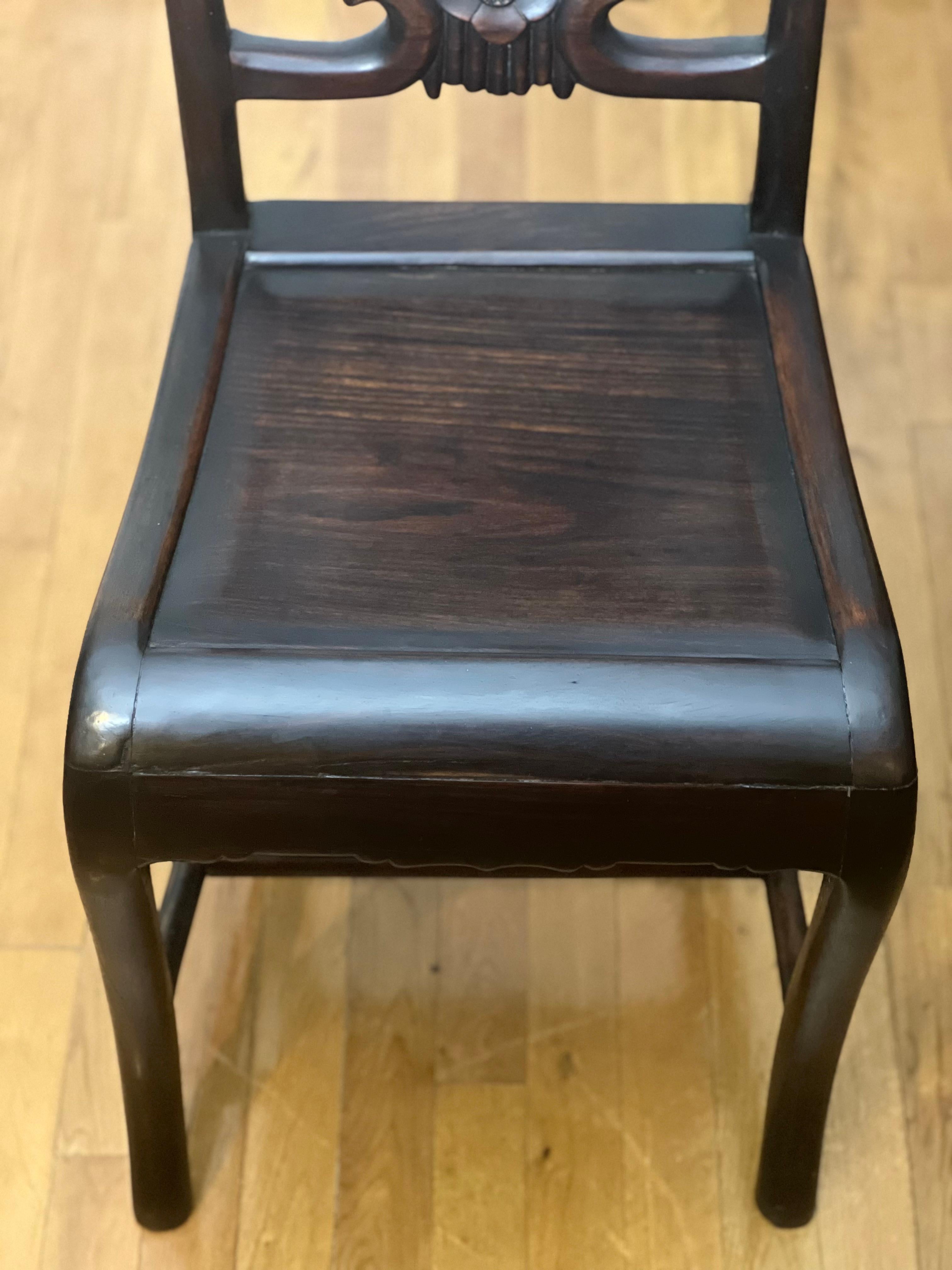 Paire de chaises chinoises du 19ème siècle en bois de rose avec médaillon en toile en vente 2