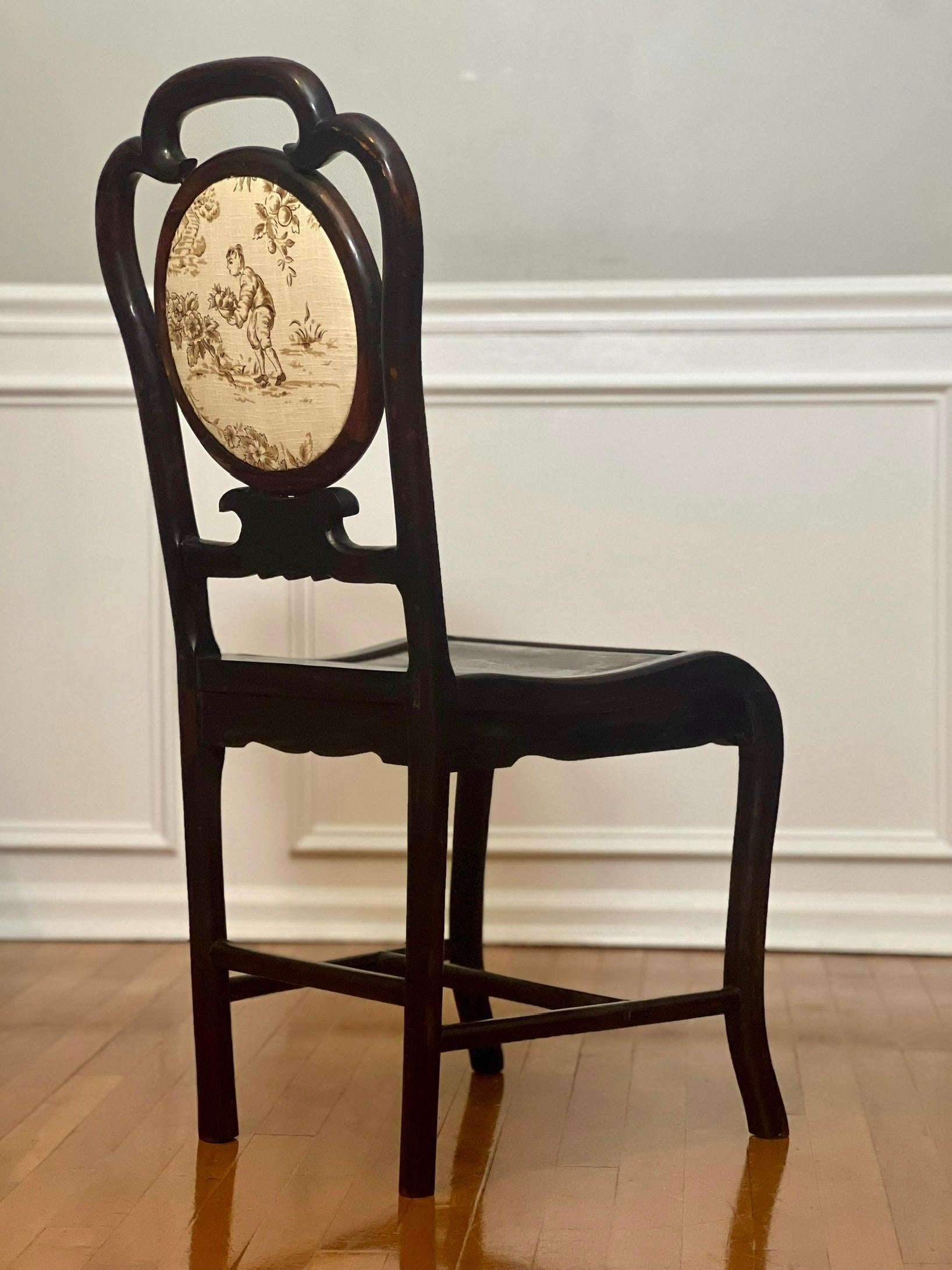Paire de chaises chinoises du 19ème siècle en bois de rose avec médaillon en toile en vente 3