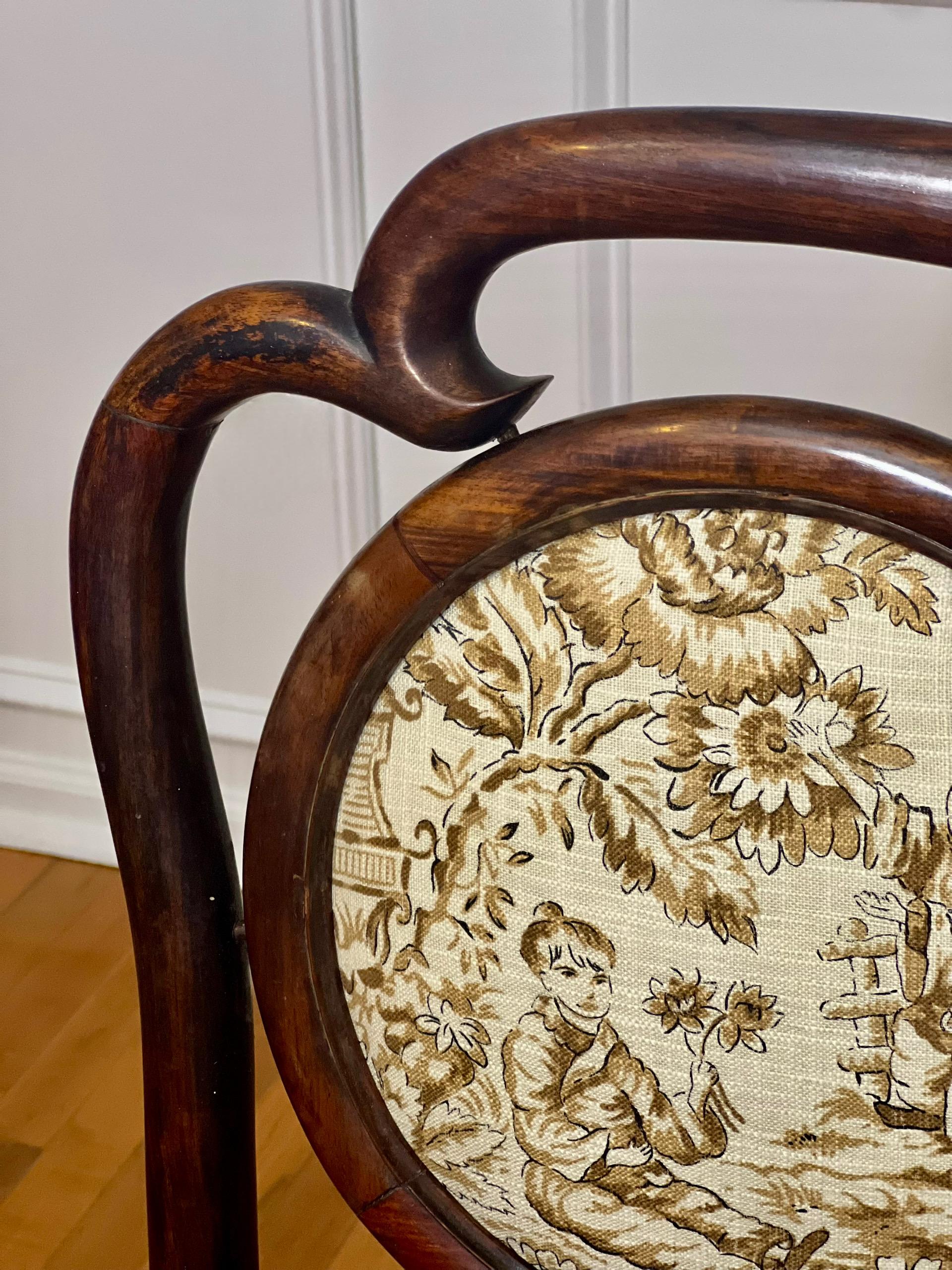 Paire de chaises chinoises du 19ème siècle en bois de rose avec médaillon en toile en vente 5
