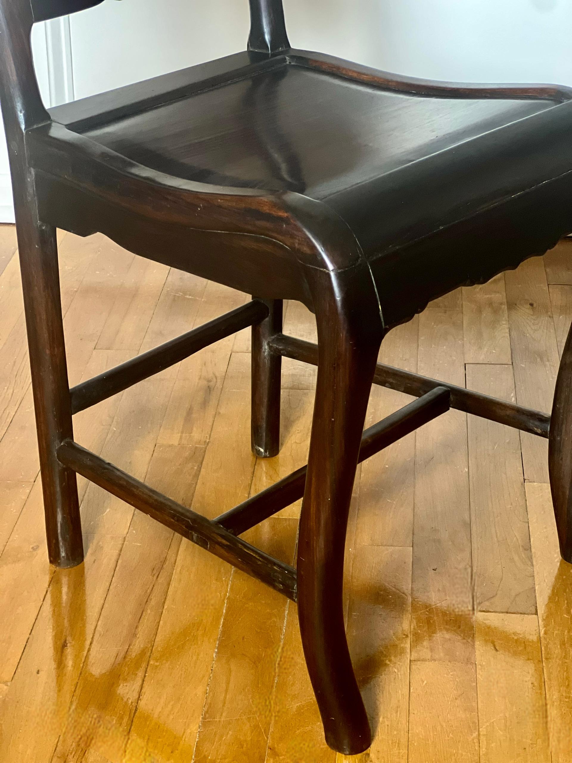 Paire de chaises chinoises du 19ème siècle en bois de rose avec médaillon en toile en vente 6