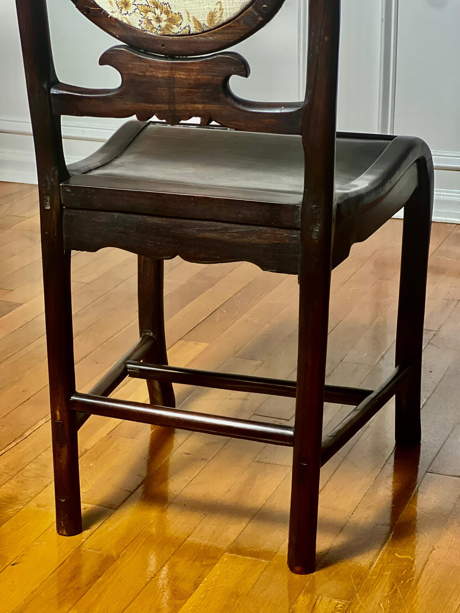 Paire de chaises chinoises du 19ème siècle en bois de rose avec médaillon en toile en vente 7
