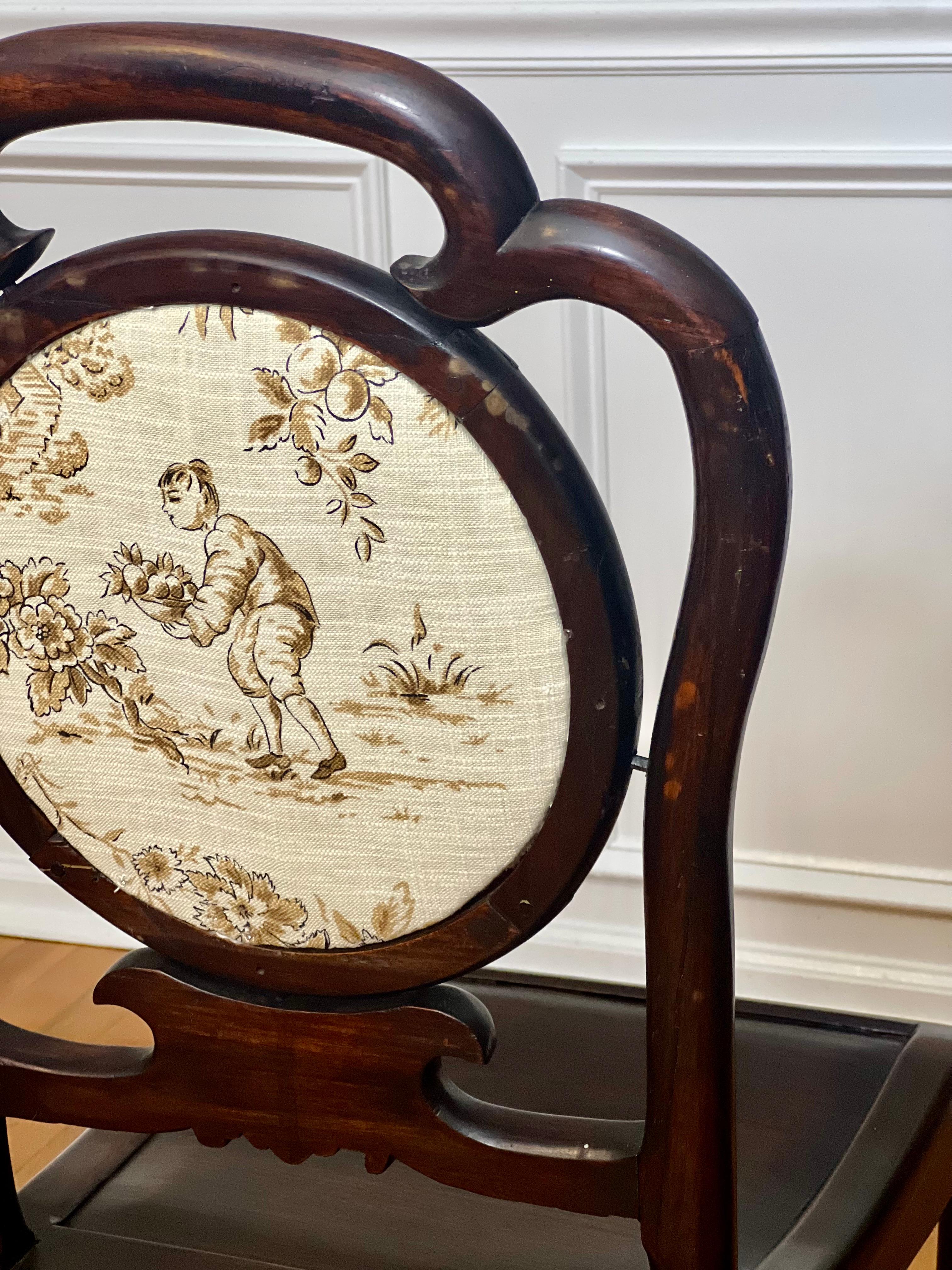 Paire de chaises chinoises du 19ème siècle en bois de rose avec médaillon en toile en vente 9