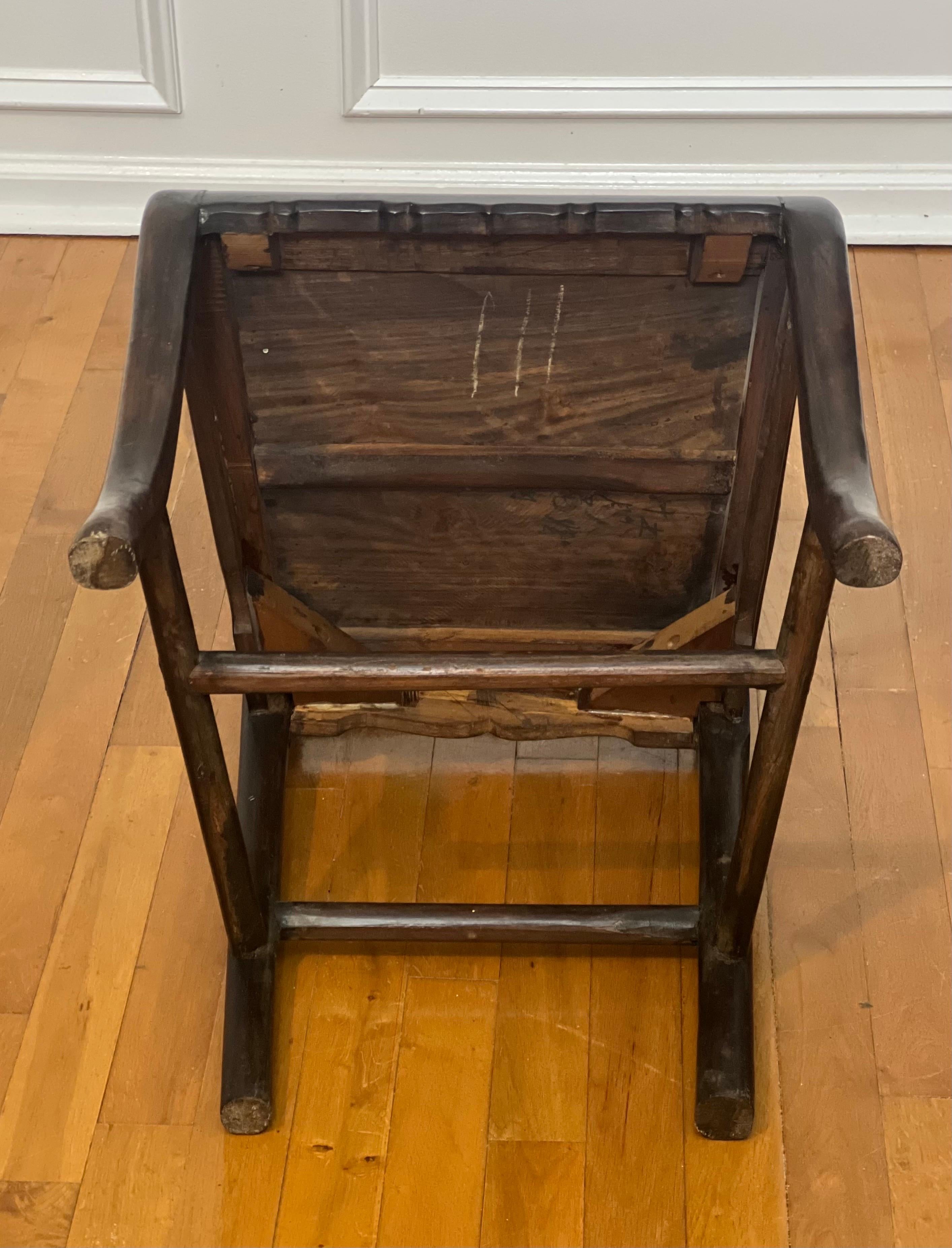 Paire de chaises chinoises du 19ème siècle en bois de rose avec médaillon en toile en vente 11