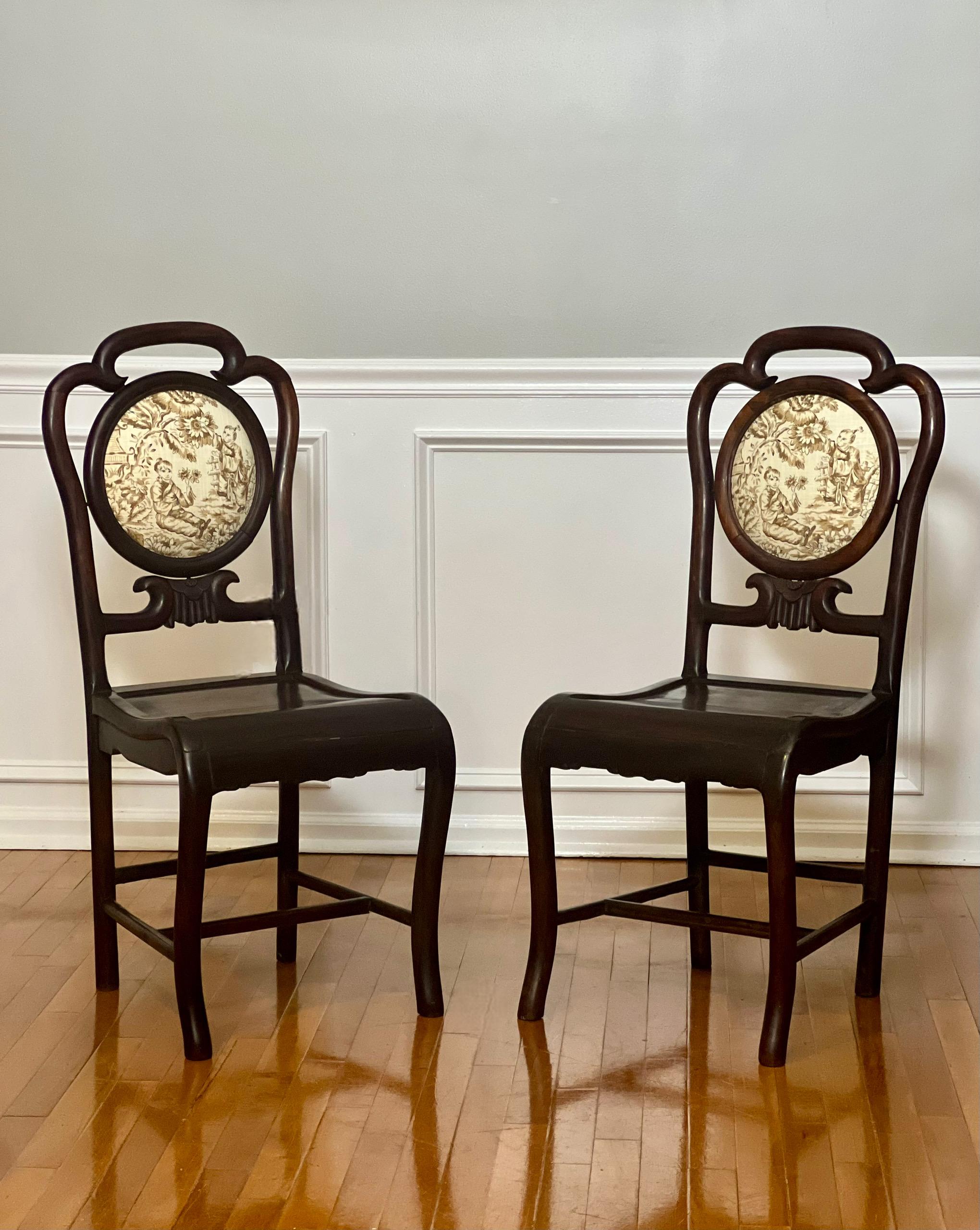 Paire de chaises chinoises du 19ème siècle en bois de rose avec médaillon en toile en vente 12
