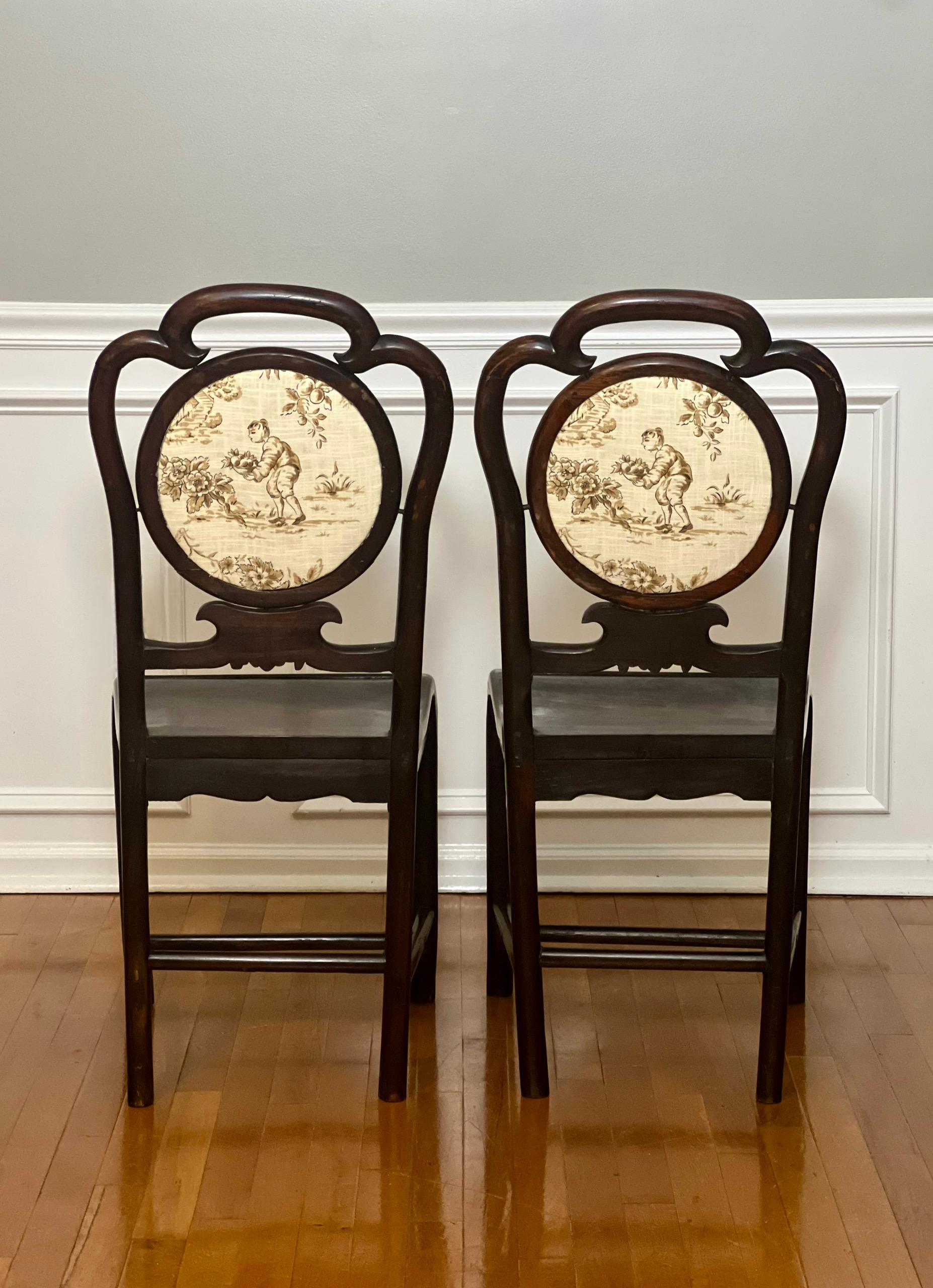 Qing Paire de chaises chinoises du 19ème siècle en bois de rose avec médaillon en toile en vente