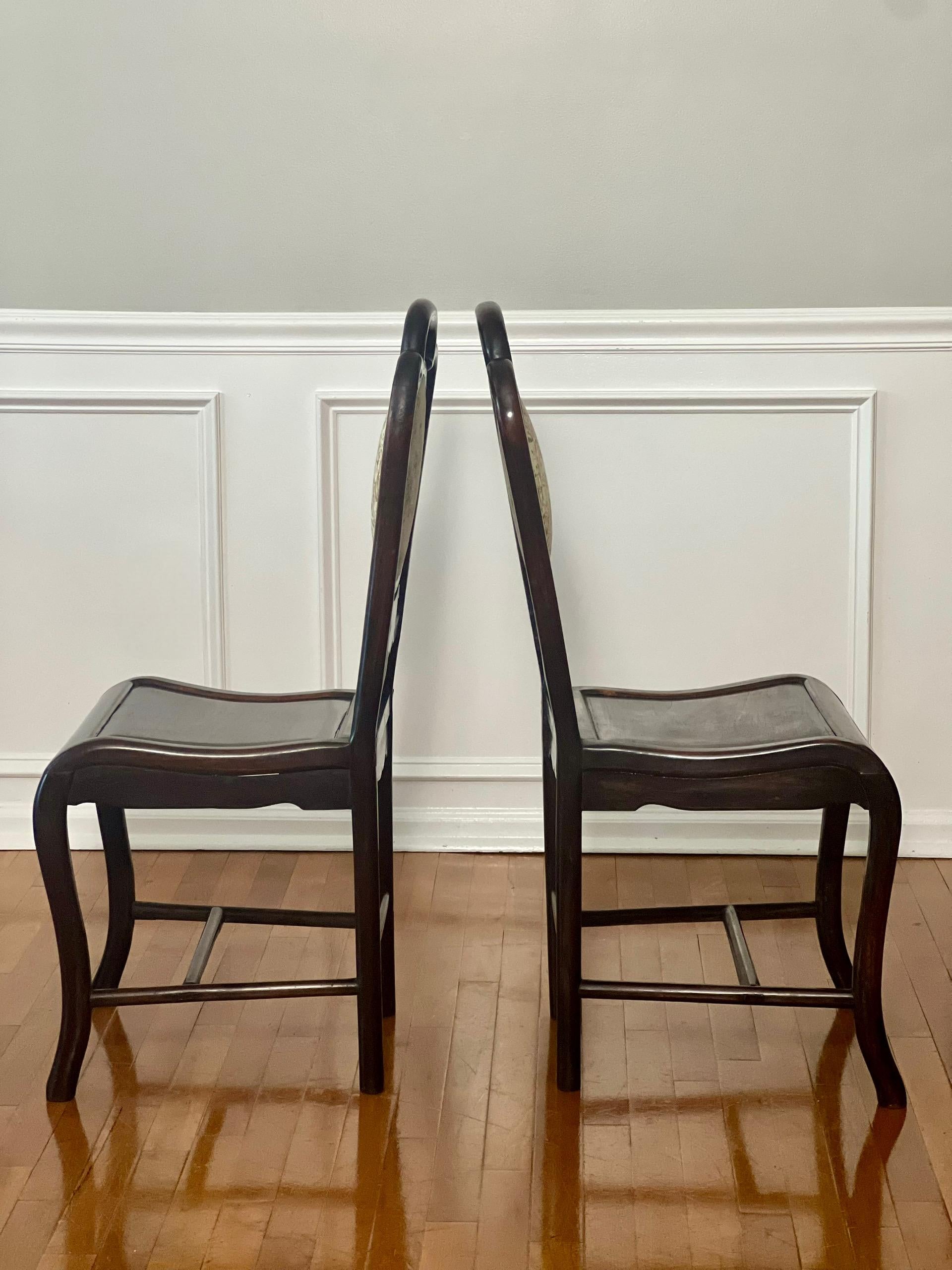 Chinois Paire de chaises chinoises du 19ème siècle en bois de rose avec médaillon en toile en vente