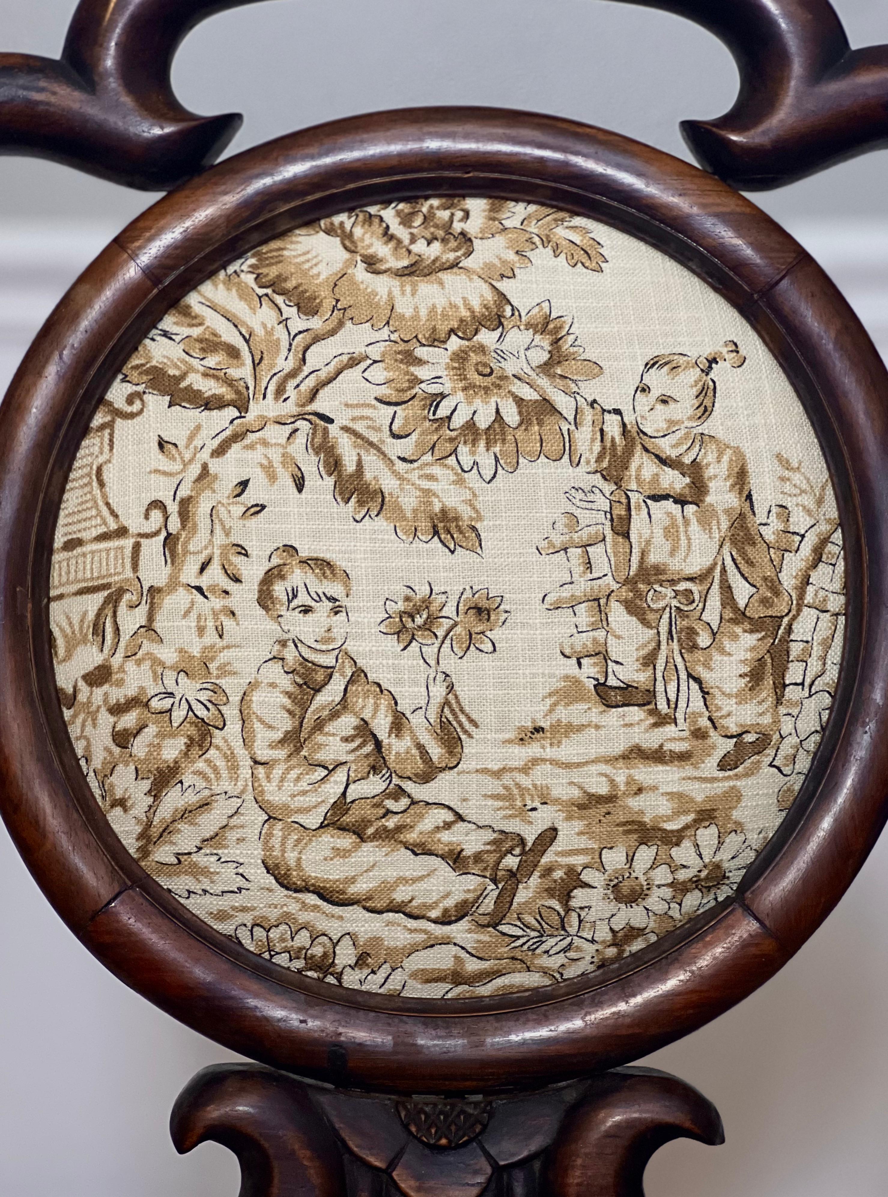 Fait main Paire de chaises chinoises du 19ème siècle en bois de rose avec médaillon en toile en vente