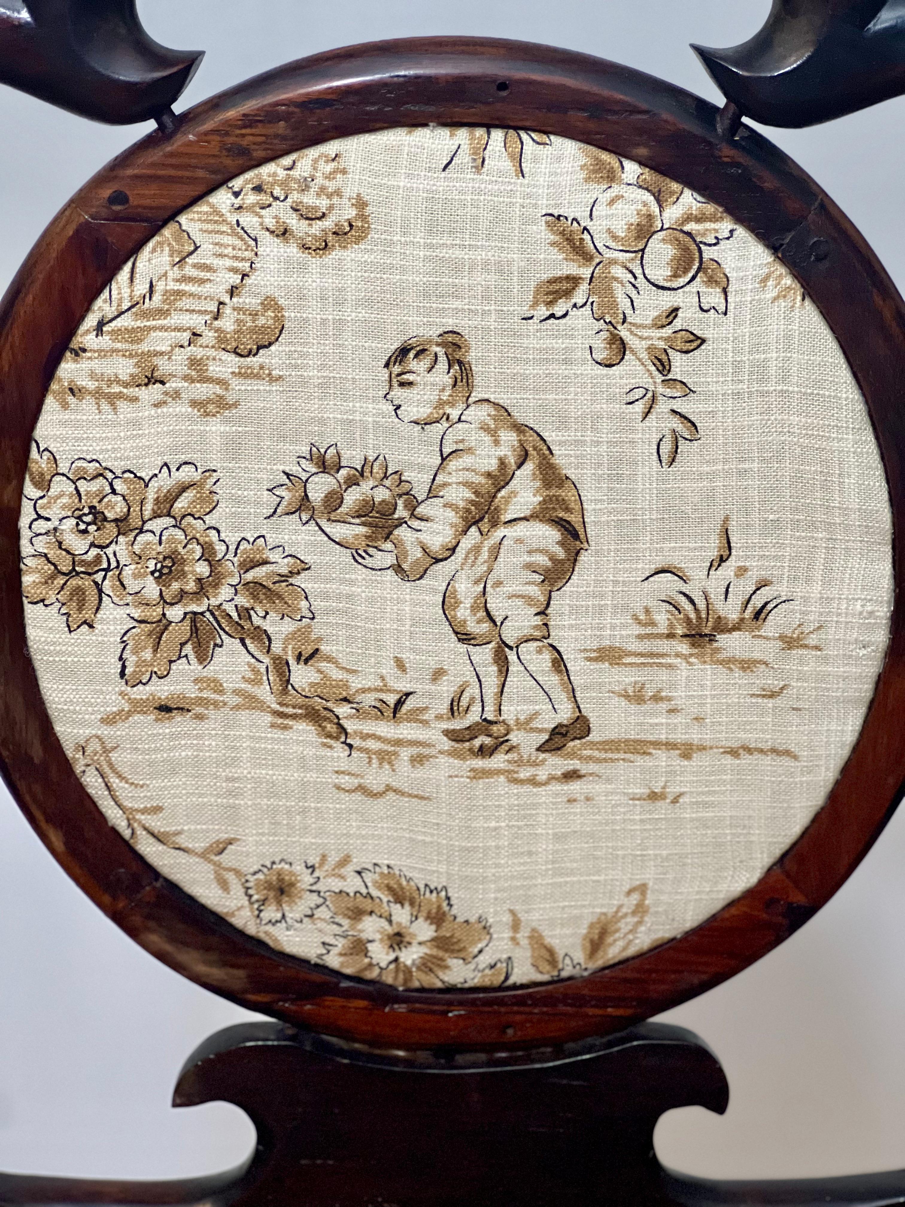 Paire de chaises chinoises du 19ème siècle en bois de rose avec médaillon en toile Bon état - En vente à Doylestown, PA